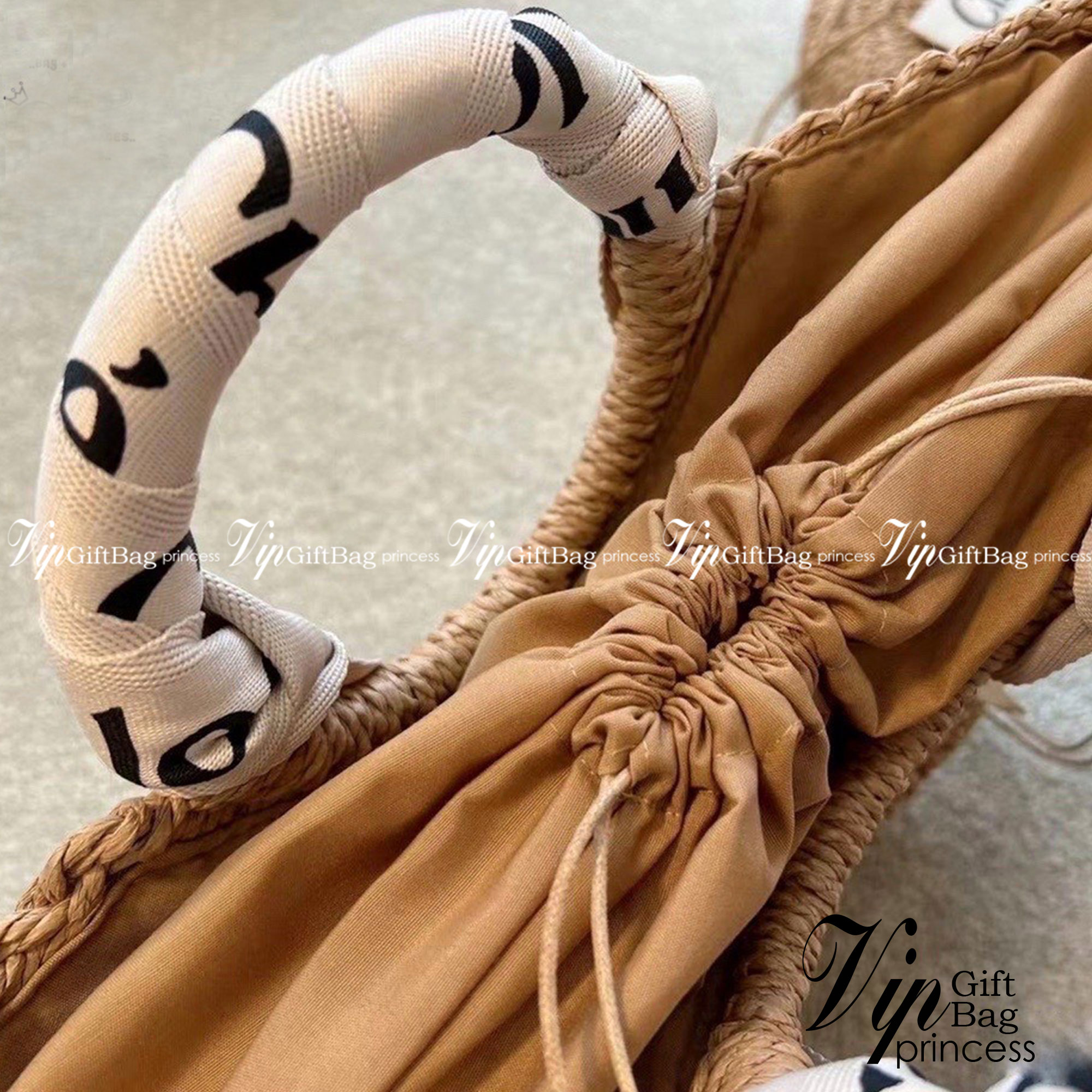 Chloe Straw Handbag Summer Beach Weave กระเป๋าสานสไตล์มินิมอล ซับในผ้าอย่างดี มาพร้อมผ้าผูกหูกระเป๋า สวยลงตัวรุ่นนี้ไม่ควรพลาดน้า สวยปังไม่ไหว ภาพสินค้าถ่ายจากงานขายจริง น่ารักมากค่ะ