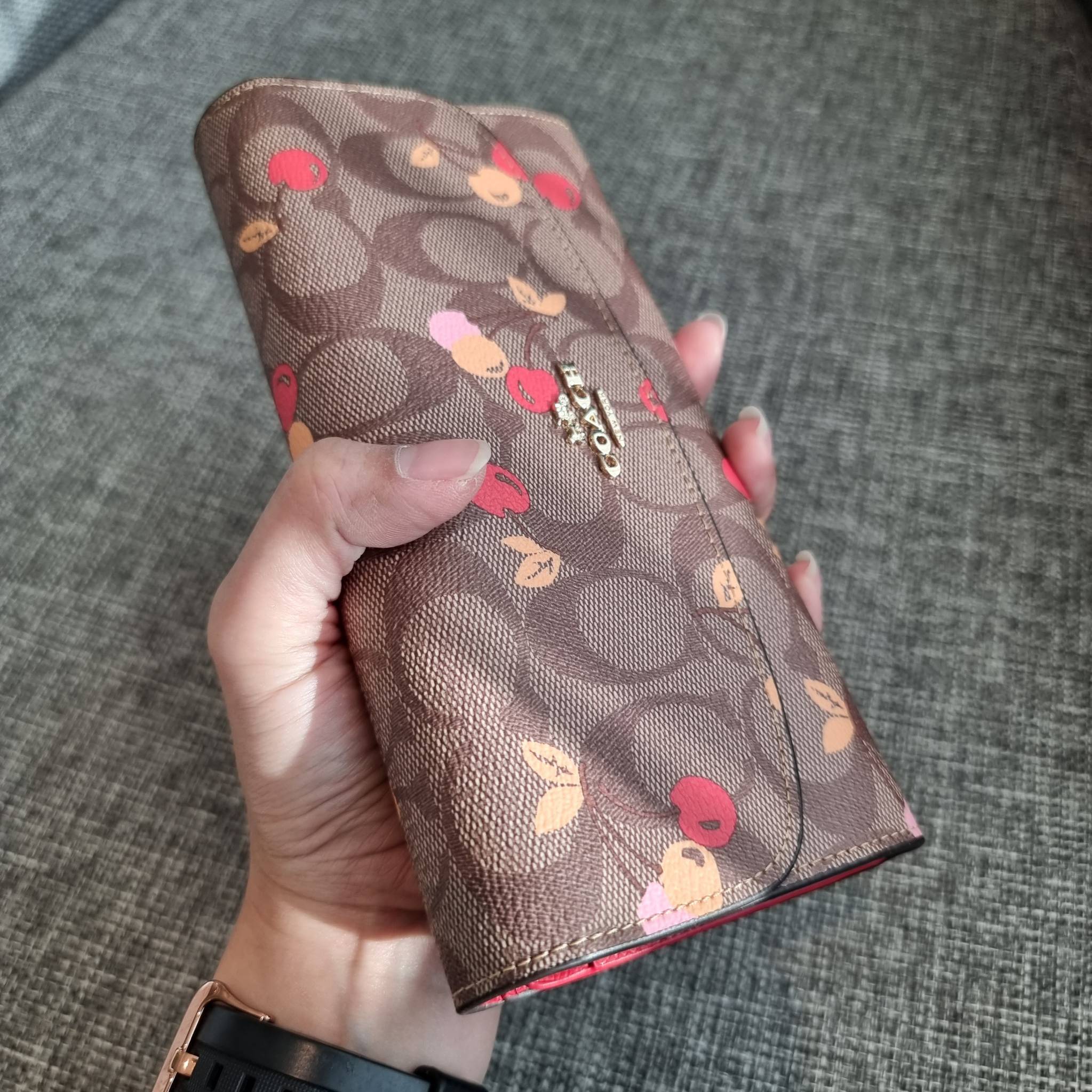 OUTLET 】COACH F31562 SLIM ENVELOPE WALLET IN SIGNATURE CANVAS WITH CHERRY PRINT คอลเลคชั่นใหม่ล่าสุด ต้อนรับนิวเยียร์ไปเลย!! 🍒🎊 กระเป๋าสตางค์รุ่นขายดี ทรงจดหมายรุ่นฝาพับ ดีไซน์ลายเชอร์รี่ น่ารักสดใส วัสดุหนังแคนวาสเคลือบลาย ภายในใส่มือถือไ