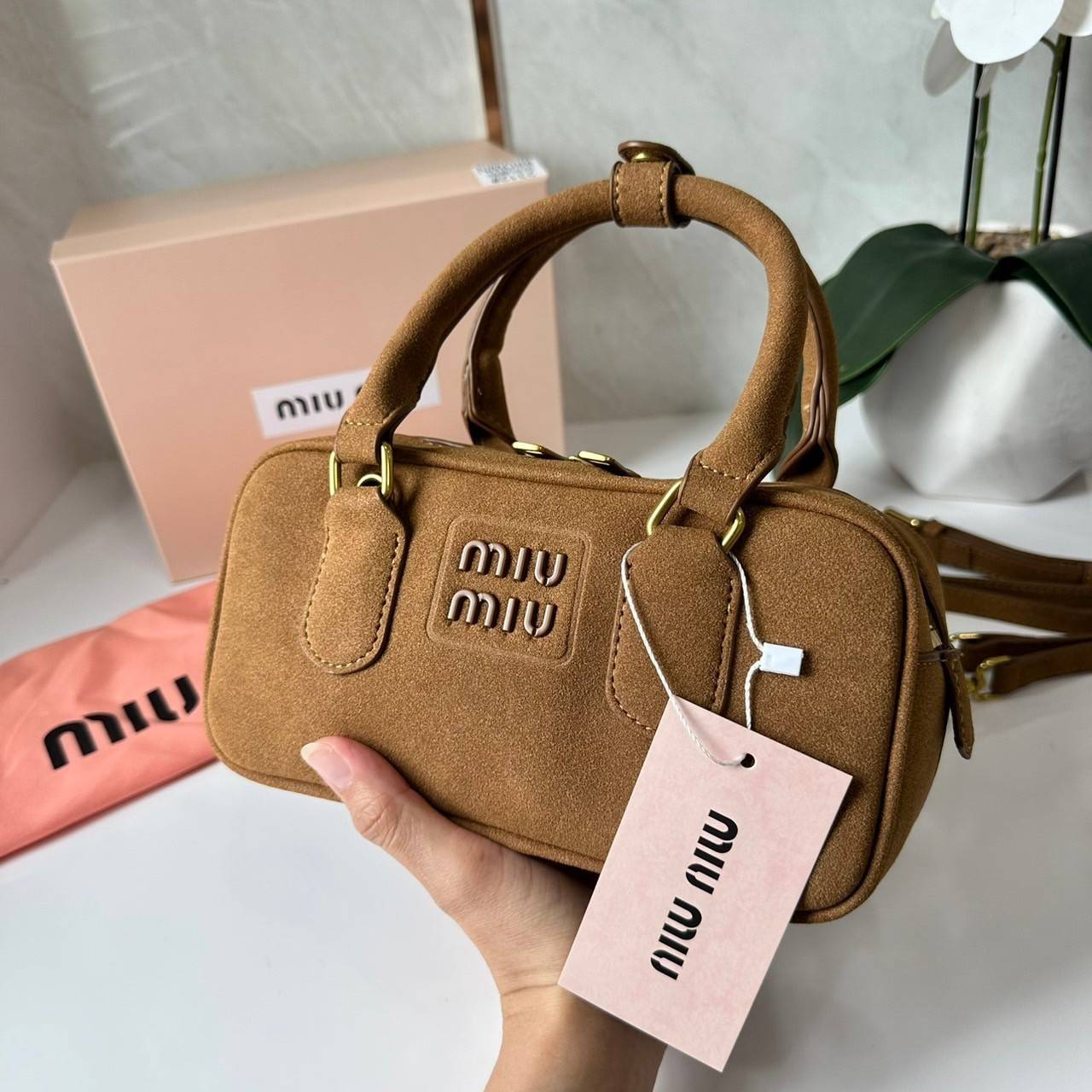 MIU MIU Arcadie padded suede top-handle bag กระเป๋าถือ/สะพาย คอลใหม่ล่าสุด รุ่นฮอทดีไซน์เหลี่ยม งานกำมะหยี่หนังกลับสวยละมุน น่ารักน่าใช้มากค่ะ