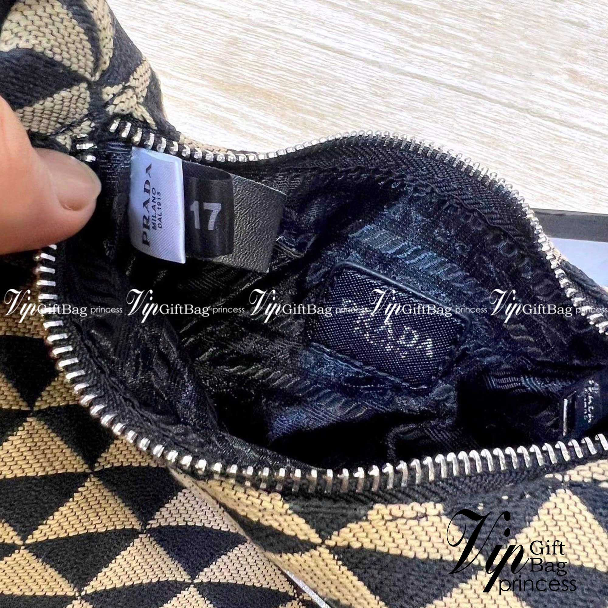 Prada Re-Edition Symbole jacquard Bag / Prada hobo shoulder bag กระเป๋าพราด้าสะพายไหล่ ลายมาใหม่ อะไหล่สีเงิน แมทง่ายได้ทุกลุค ไอเท็มสุดปัง ที่ฮิตตลอดกาลไม่ว่าจะปีไหนๆ จัดให้ครบทั้งสีขายดีและสีใหม่ล่าสุด ที่สายคุณหนูห้ามพลาด!! กับกระเป๋าสะพายทรงคลาสสิค เห