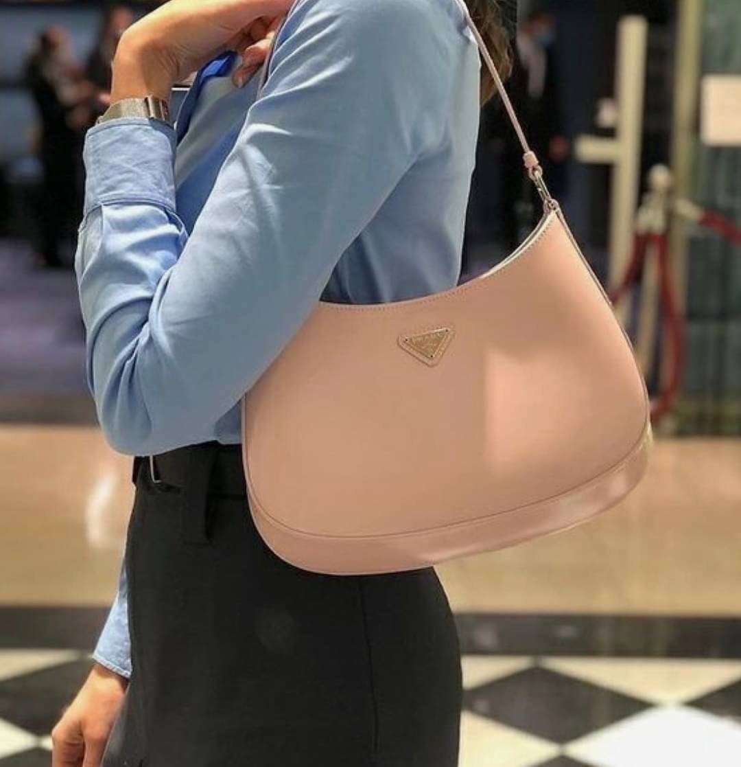 Prada Cleo brushed leather shoulder bag กระเป๋าทรงสวยยอดฮิต กับแบรนด์ PRADA งานพรีเมียมกิ้ฟท์จากแบรนด์ ทรงสะพายไหล่สวยหรูอยู่ทรง PRADA CLEO หนังเรียบดำเงาหรูสุดคลาสสิต เปิดปิดด้วยกระดุมอะไหล่เงินทั้งใบ ด้านในใส่กระเป๋าสตางค์ยาว มือถือ ของจุกจิกได้เยอะ มีป