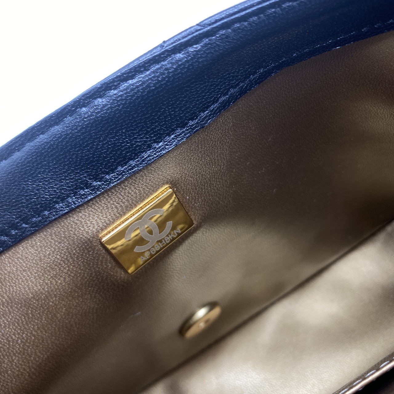 ORI หนังแท้ | Chanel Classic Flap Bag กระเป๋าสะพายรุ่นคลาสสิก สายประดับโลโก้สวยหรูอะไหล่สีทองสวยงาม