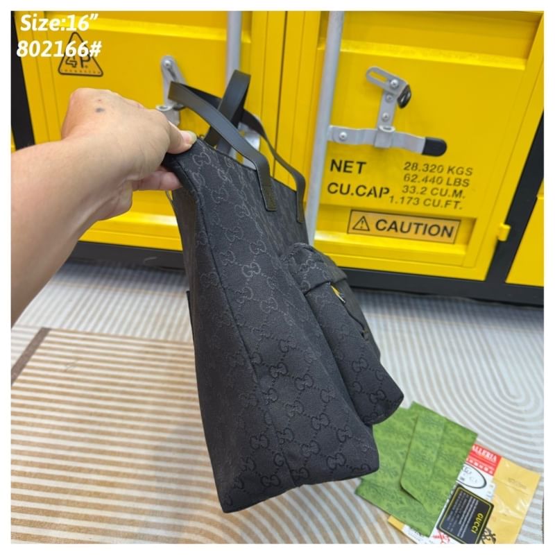 GUCCI Large GG tote bag กระเป๋าสะพายทรงโท้ทใบใหญ่จุใจ ไอเท็มซิกเนเจอร์ชคอลใหม่ ต้อนรับ Fall Winter ใช้ได้ทั้งชายหญิง ด้วยกลิ่นอายสไตล์สปอร์ต