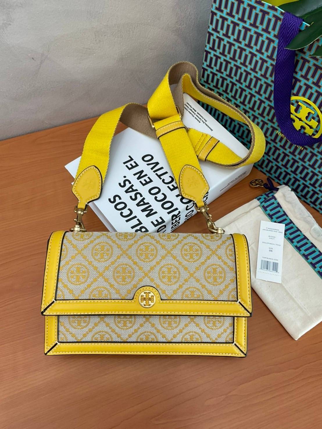TORY BURCH 81000 MINI T MONOGRAM JACQUARD SHOULDER BAG คอลเลคชั่นฤดูใบไม้ผลิ 2021 กระเป๋าสะพายรุ่นใหม่จาก Tory Burch ดีไซน์สวยคลาสสิค แฝงไว้ด้วยความหรู ลวดลายผ้าแจ็คการ์ด T Monogram บนกระเป๋า Tory Burch นี้ เป็นการยกย่องให้กับงานควิลท์ชาวเพนซิลเวเนียดัตช์