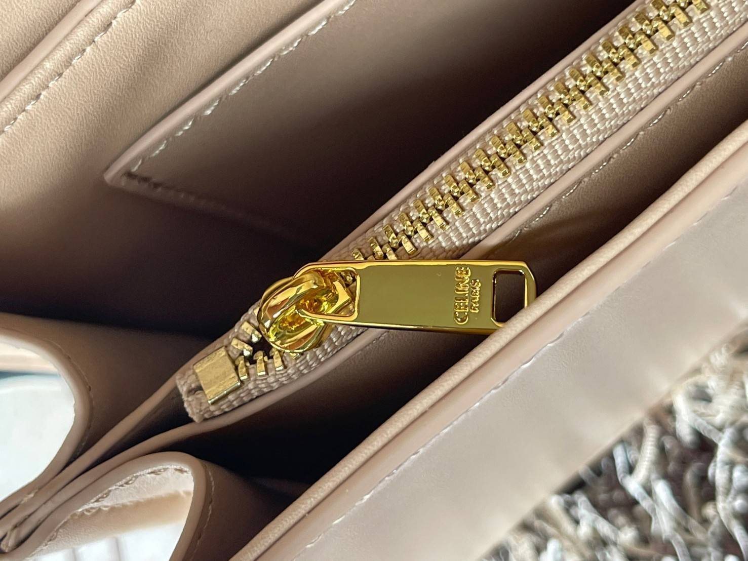 CELINE TRAPEZE TRIOMPHE BAG ดีไซน์เรียบหรู Timeless โดดเด่นมีเอกลักษณ์ ใช้ได้หลายโอกาส แมทช์กับการแต่งตัวง่าย จึงครองใจสาว ๆ ได้ไม่ยาก โดยเป็นกระเป๋าสะพายไหล่ที่อัดแน่นด้วยกลิ่นอายความคลาสสิกและหรูหราตามแบบฉบับของ Celine ด้านหน้าตกแต่งด้วยโลโก้สีทองโดดเด่