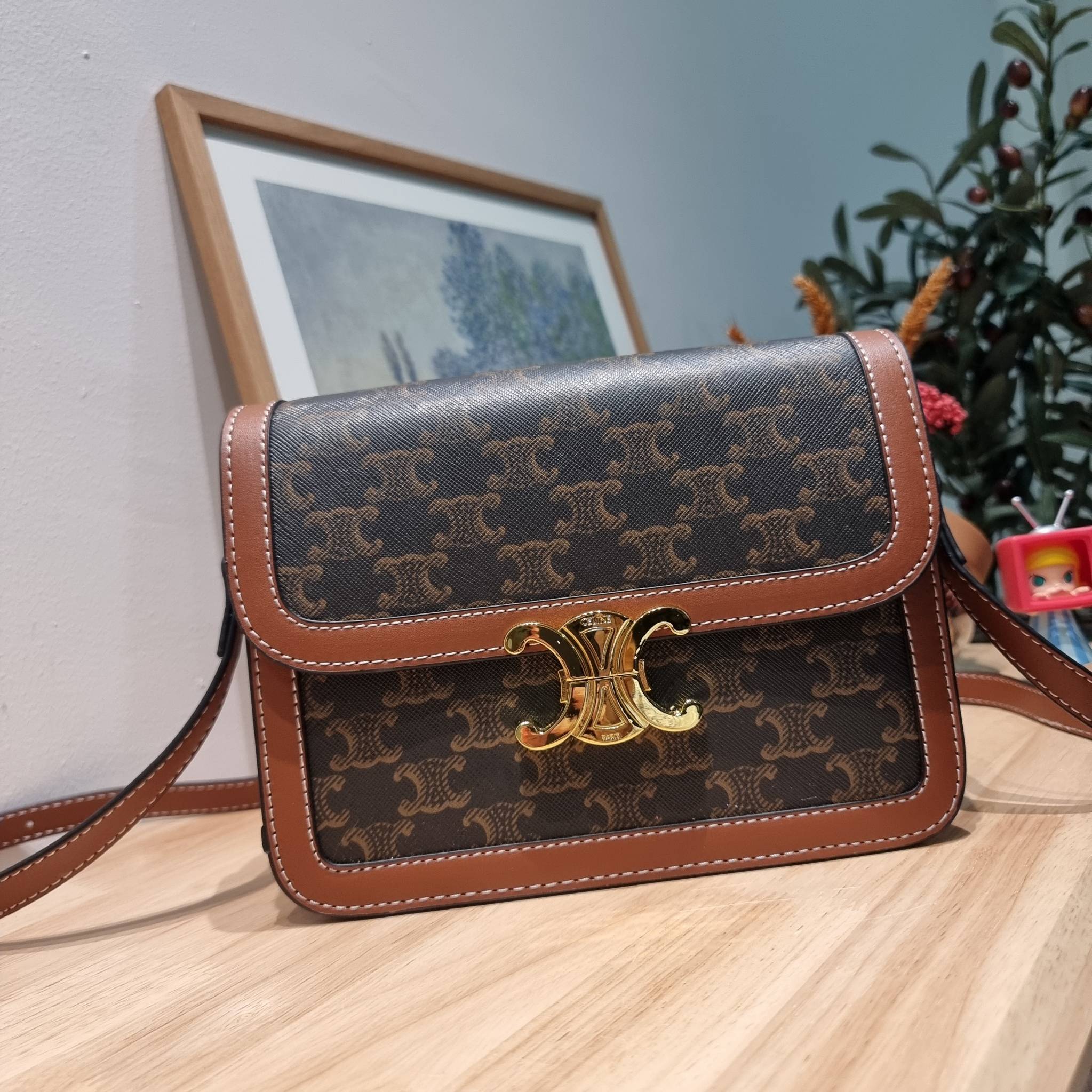 CELINE Classique Triomphe Bag / CELINE TRIOMPHE BAG MEDIUM IN TRIOMPHE CANVAS AND CALFSKIN ไม่มีไม่ได้เลยกับไอเท็มสุดคลาสสิค ที่รอบนี้จัดให้ไซส์ใหญ่กว่าเดิม กระเป๋าสะพาย สวยอยู่ทรง ดีไซน์เป็นธรรมชาติ เนเชอรัลโทน