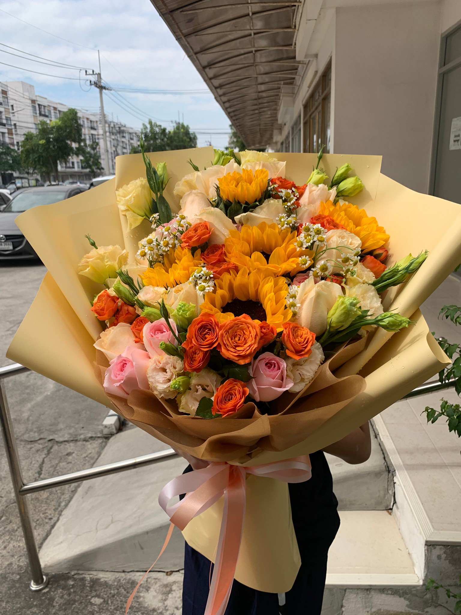 ช่อดอกกุหลาบผสมทายตะวัน สีสดใส