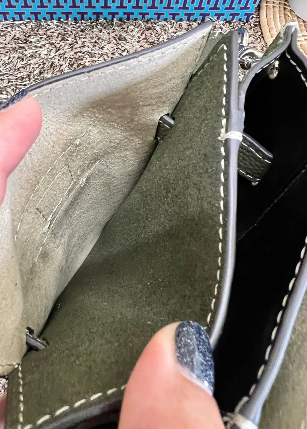 small TORY BURCH LEE RADZIWILL PEBBIED BAG ((139016)) แต่ใส่ได้จุ ขนาดพอดีลำตัว สวยมากๆค่ะ! ลุคหรูดูดีมากๆ กับกระเป๋าสะพายข้างจากTB รุ่นเล็ก