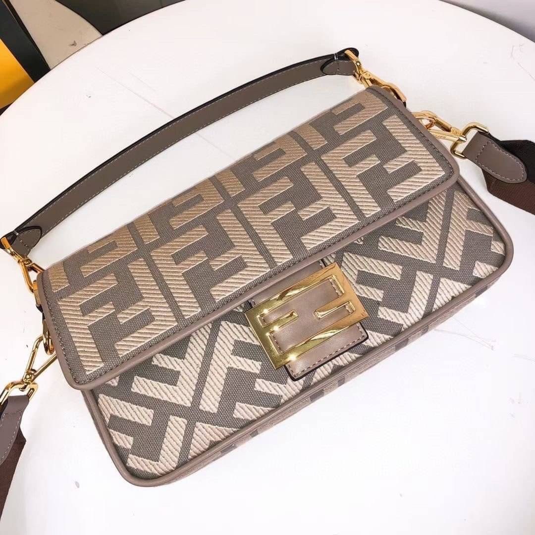 หนังแท้ Fendi Baguette bag in canvas with FF monogram medium กระเป๋าสะพายอันเป็นเอกลักษณ์ งานหนังแท้พร้อมทอลายนูน FF ที่มีการปักแบบทูโทน ตัดแต่งด้วยหนังและประดับด้วยตัวล็อค FF มาพร้อมสาย 2 แบบ สำหรับคล้องแขน และสายครอสบอดี้สีทูโทน ภายในเป็นช่องโล่ง ใส่โทร
