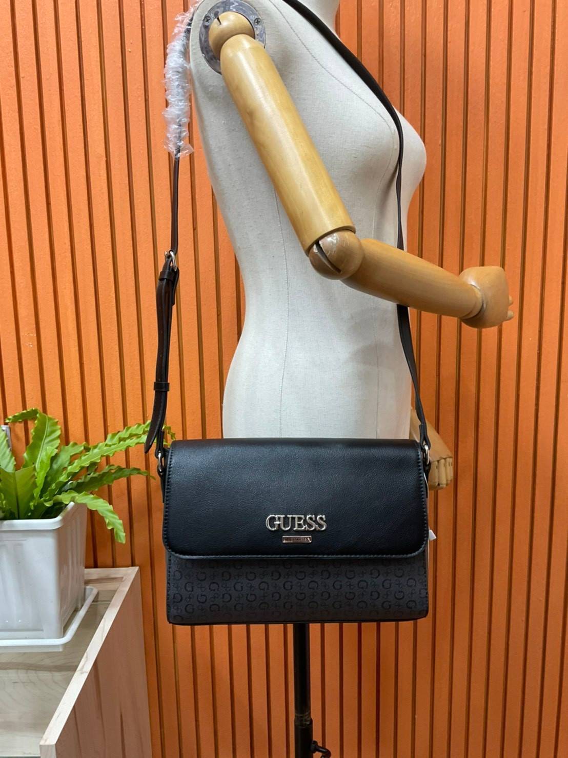 ของแท้ 💯% 】Guess Brit Crossbody Bag in Charcoal Signature Faux Leather and G Monogram Print with Black Leather Flap - Women's Sling Bag กระเป๋าสะพาย Crossbody ทรงเหลี่ยม รุ่นยอดนิยมอีกรุ่นหนึ่งของ Guess ตัวหนังคือดีงามทรงสวย หนังนิ่มน่าใช้มาก