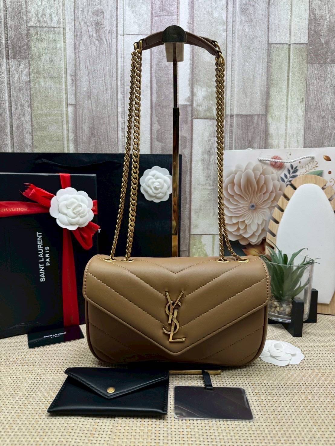 ORI หนังแท้ | YSL LOULOU small in MATELASSÉ กระเป๋าสะพายสายโซ่าีทองหรูหรา งานหนังแท้เนื้อนุ่มตะเข็บเย็บลายเชฟรอนสวยหรูโดดเด่นเป็นเอกลักษณ์ 🤍 เกรดออริจินอล หนังแท้