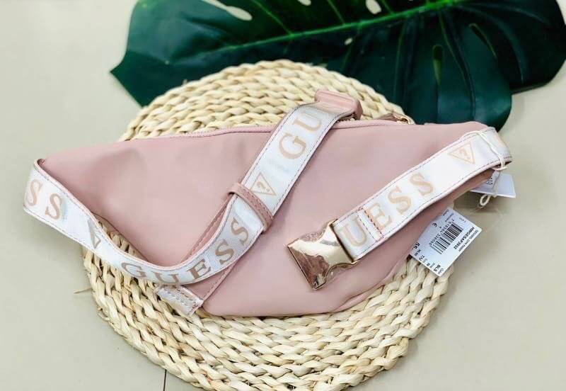 GUESS GESABEL GYM FANNY PACK กระเป๋าคาดอก//คาดเอว ใบงาม ขนาดกำลังดี วัสดุหนังนิ่ม เบา ด้านหน้ามีโลโก้แบรนด์ พร้อมช่องซิปหนึ่งช่อง ช่องซิปหลักกว้าง ใส่ของได้จุ ค่ะ สายคาดตีแบรนด์ตลอดสาย เลื่อนปรับฟรีไซด์น่ะค่ะ สินค้าพร้อมส่ง ใบจริงน่าใช้มากๆค่ะ