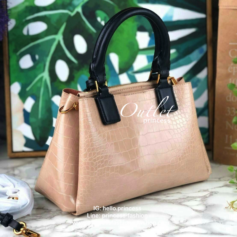 CHARLES & KEITH CROC-EFFECT STRUCTURE BAG กระเป๋าถือ/สะพายวางอยู่ทรง ตัวหนังกระเป๋าพิมพ์ลายจรเข้สวยมากๆ มีหมุดรองฐาน 4 มุม หูหิ้วพับลงได้ค่า เปิดปิดแบบกระดุมแม่เหล็ก แบ่งเป็น 3 ช่องใหญ่ เป็นช่องซิปตรงกลาง จุของได้ดี ใส่ ipad mini ได้นะค่า มีสายสะพายยาวแบบ
