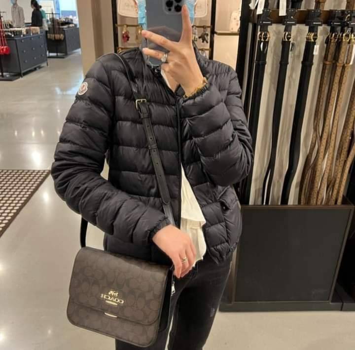 COACH BRYNN FLAP CROSSBODY IN SIGNATURE CANVAS (COACH C5633)🍁สวยหรู ทะลุ เกินเบอร์มาก//กระเป๋าสะพายข้าง หรือจะถือเป็นครัชก็เก๋แบบเลิศๆ>> มีสายยาวถอดได้ ปรับระดับได้ //วัสดุหนังแคนวาส ตกแต่งดีเทลหรูด้วยหนังแท้ และอะไหล่สีทอง งานสวย คมกริบ //เ