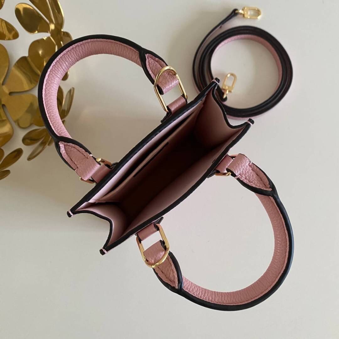 พรีเมี่ยมกิ๊ฟแท้ 100% 】พร้อมส่งที่ไทย!! ที่นี่ที่เดียว Louis Vuitton Mini Tote Bag Pink Pastel งานหนังแท้ทั้งใบ สีพาสเทลสวยละมุนมากค่ะ มีจำนวนจำกัดนะคะ