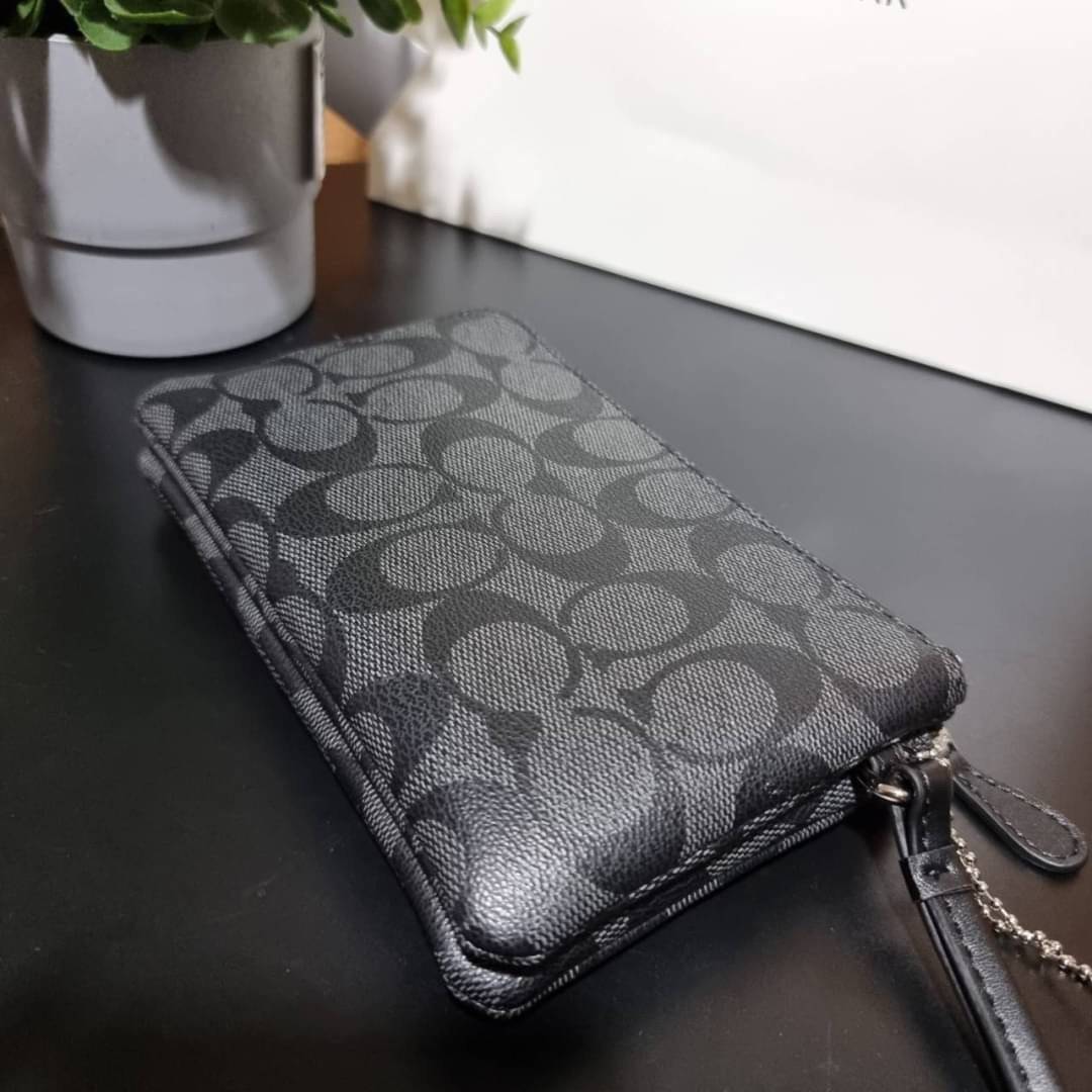 COACH F87591 DOUBLE CORNER ZIP WALLET IN SIGNATURE COATED CANVAS คล้องมือรุ่น 2 ซิป!! มาแล้วจ้า 🌟🤗 ไซส์นี้คือเหมาะมือจริงๆ พกง่ายเช่นเคย ไม่ต้องกังวลว่าจะเกะกะหรือกินพื้นที่กระเป๋าหลัก วัสดุหนังแคนวาสเคลือบลาย มีช่องหลักแยก 2 ช่อง ภายในบุผ