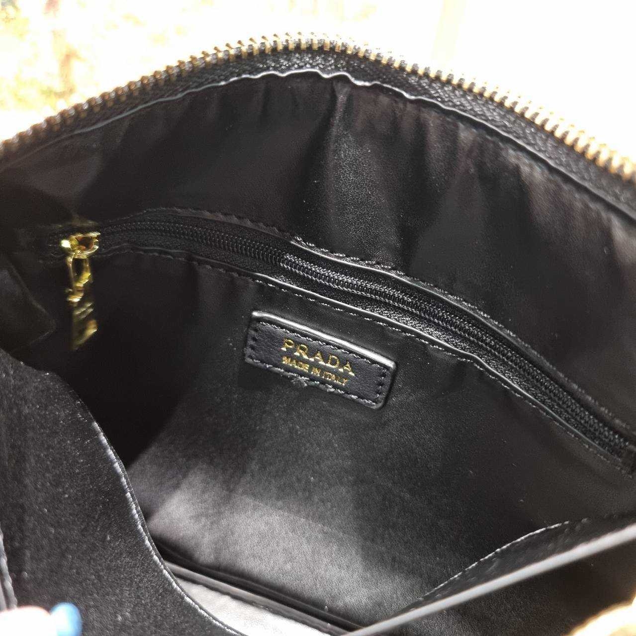 พร้อมส่ง 2 สี PRADA MEDIUM LEATHER HANDBAG กระเป๋าสะพายไหล่ดีไซน์เก๋และมาแรงมาก สาวๆหนุ่มๆติดแกลมต้องไม่พลาด สวยดูแพง