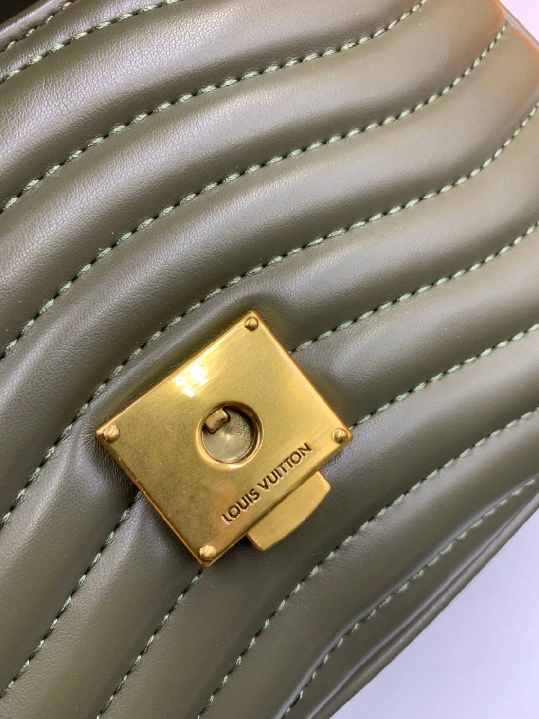 VIP GIFT 】LOUIS VUITTON NEW WAVE MULTI-POCHETTE (4colors)