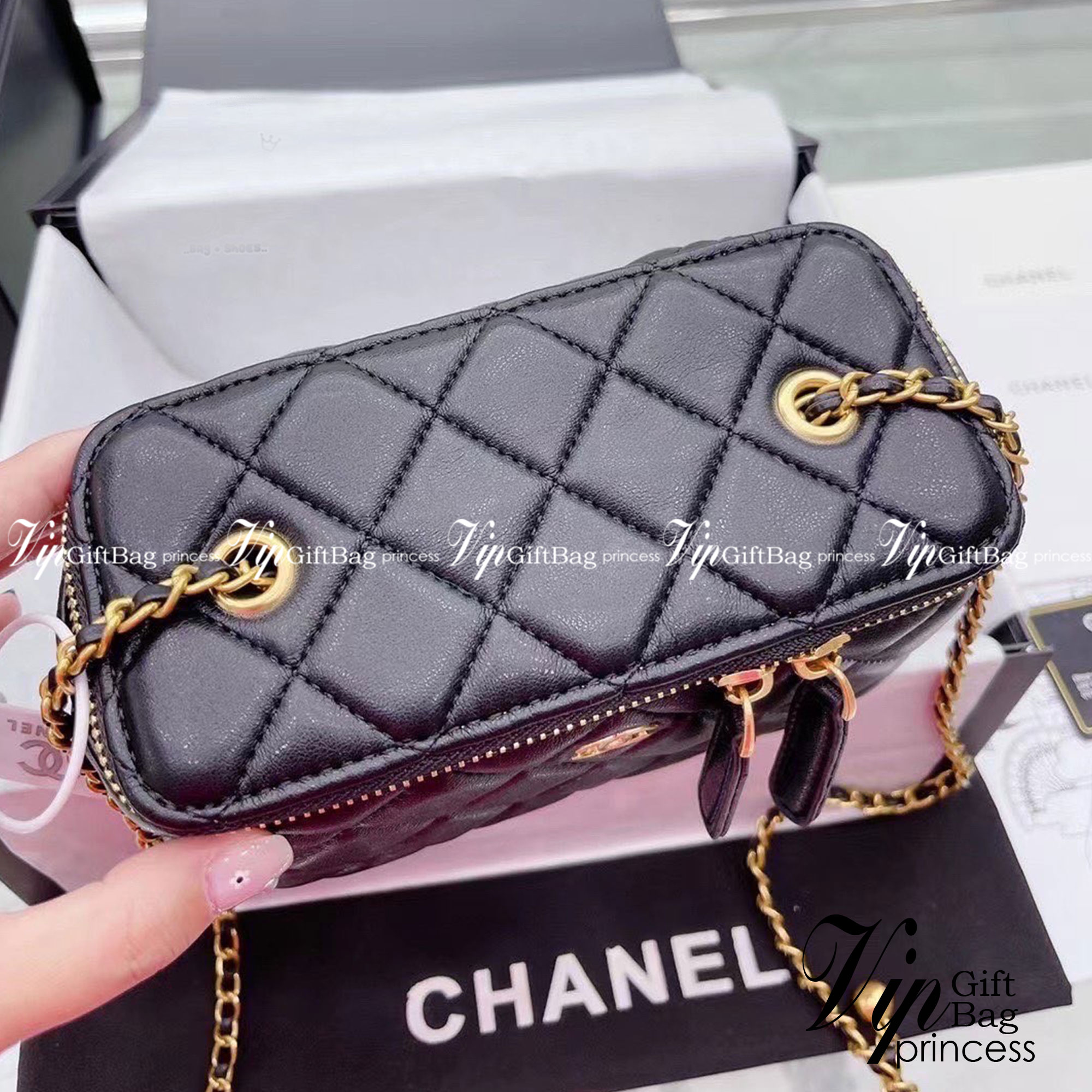 CHANEL Pearl Crush Vanity Case With Classic Chain / Chanel Vanity crossbody bag ฮอตสุด น่ารักสุด กระเป๋าทรงกล่องใบเล็กน่ารัก มี 2 ขนาด งานหนังสวย ตอบโจทย์และครองใจสาวๆ ได้อย่างแท้จริง ดีไซน์เรียบหรู มาพร้อมโลโก้อะไหล่ทองเพิ่มความโดดเด่น เป็นอีกรุ่นที่สาวๆ