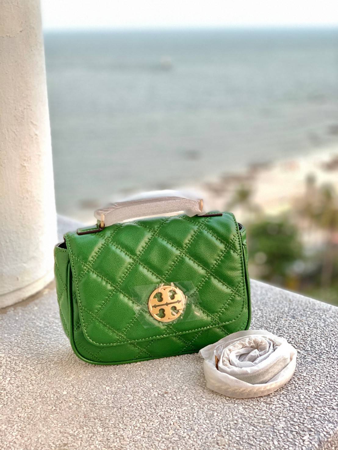 Tory Burch Willa Mini Top Handle Bag พร้อมส่งที่ไทย ใบจริงคือสวยสุดดไปเลยค่าา! กระเป๋าสะพายข้างหรือหิ้วก็เก๋ไปอีกเลยค่ะ! หนังแท้อย่างดี ลายนวมนิ่มมือดีมากค่ะ ด้านหน้ามีอะไหล่โลโก้แบรนด์ เปิดปิดกระเป๋าแบบกระดุมแม่เหล็ก ภายในสามารถใส่กระเป๋าเงินใบกลางได้;มื