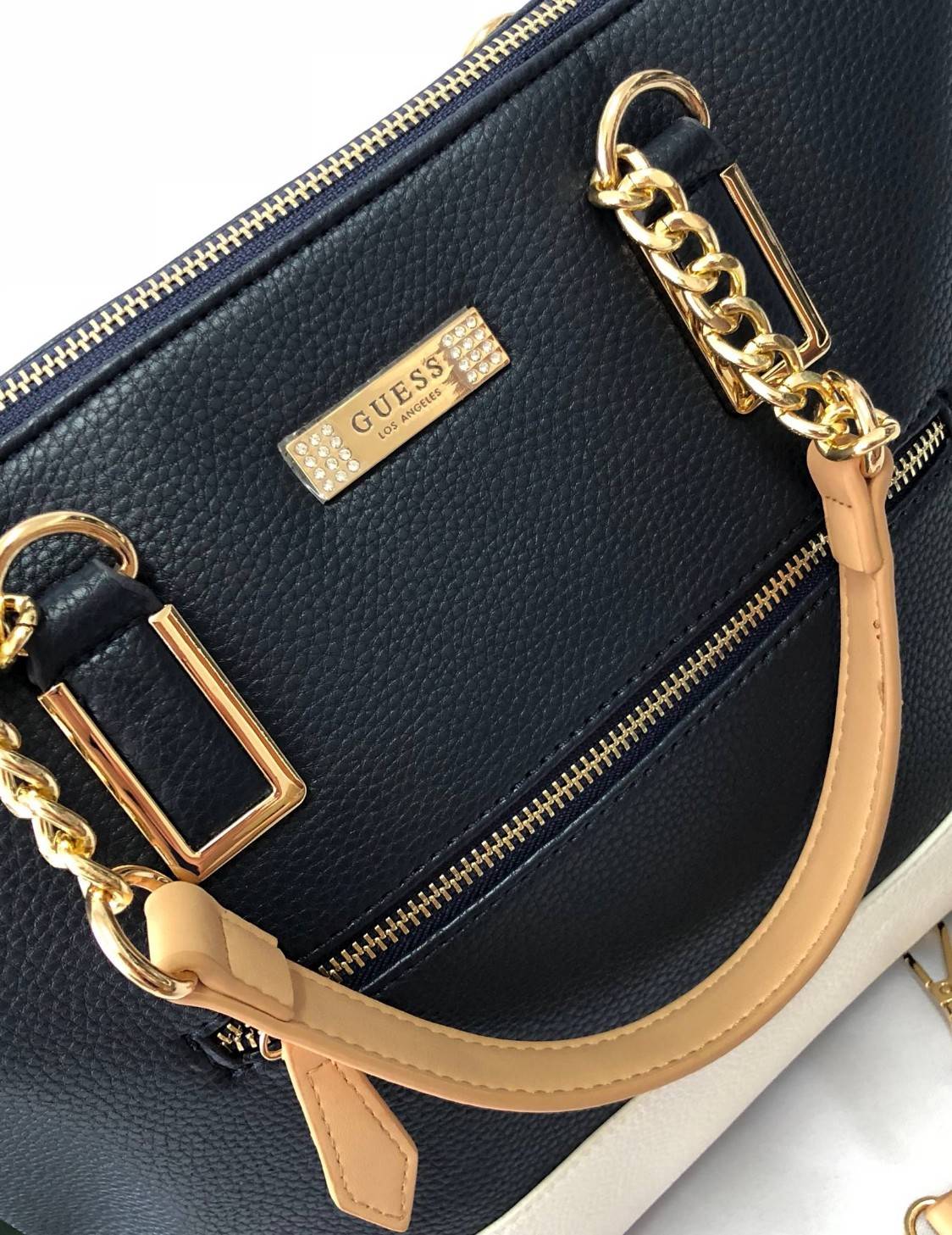 GUESS PU HANDBAG//SHOULDERBAG สินค้าเข้าใหม่!! กระเป๋าถือ/คล้องแขนหรือสะพายข้าง วัสดุหนังนิ่ม น้ำหนักเบา น่าใช้ ด้านหน้าติดอะไหล่โลโก้แบรนด์ประดับเม็ดคริสตัลหรู เปิดปิดกระเป๋าแบบซิป ภายในโล่ง ใส่ของจุ มีช่องซิปและช่องเล็กใส่ของจุกจิก หูหิ้วแบบโซ่ต่อหนังสว