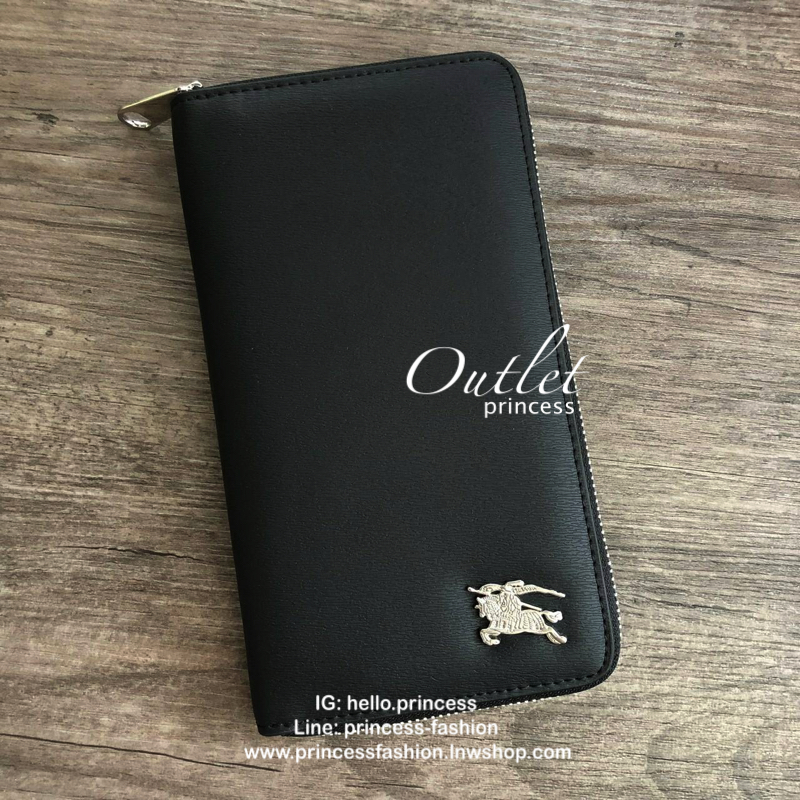 กระเป๋าสตางค์ใบยาวซิปรอบ BURBERRY ภายในมีช่องใส่ธนบัตร ช่องใส่บัตรหลายช่อง และมีช่องซิปสำหรับใส่เหรียญค่ะ