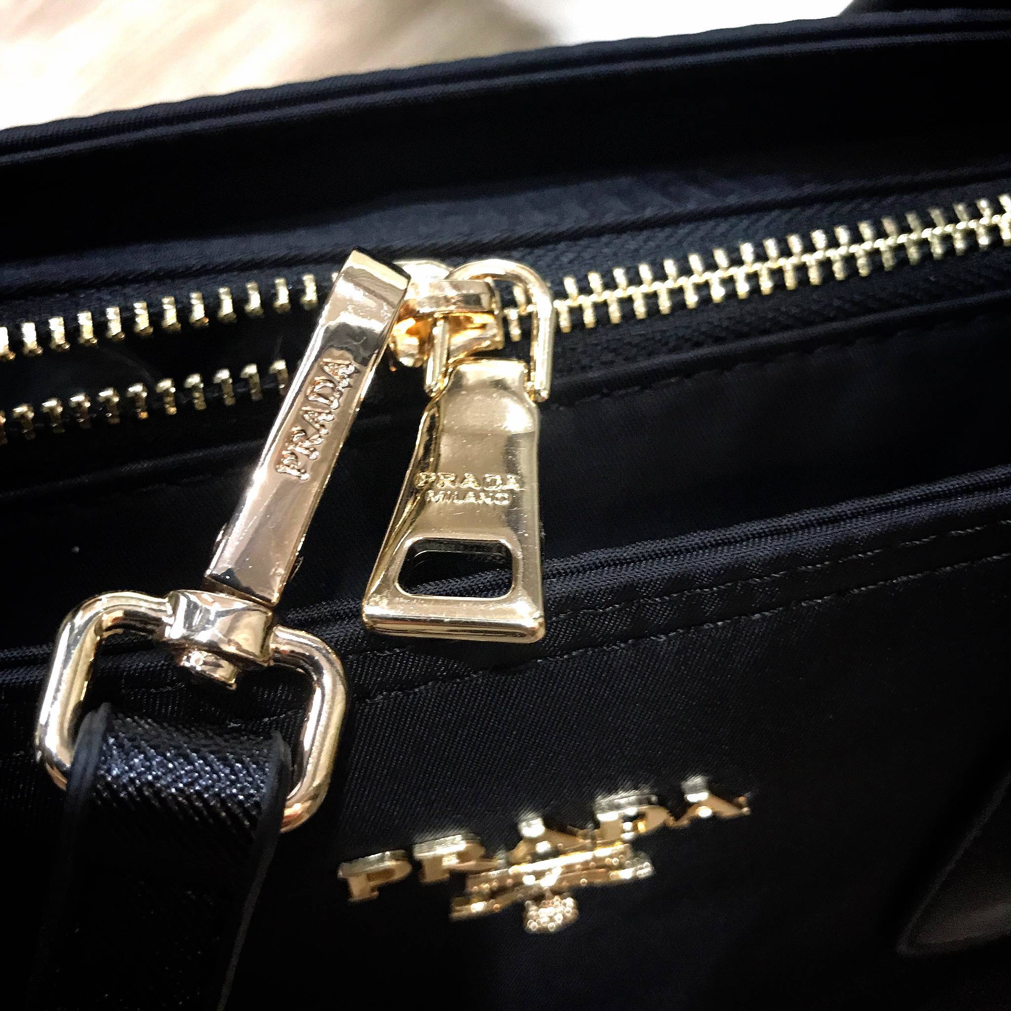 New item! Prada Nylon handbag กระเป๋าถือสะพาย **ทรงยอดฮิต มาแล้วค้า จากงานพรีเมี่ยมกิ้ฟใหม่ บอกเลยว่า ใบนี้ Nylon สลับหนัง สวยคุ้มสุดๆคะ ด้านหน้าประดับด้วยโลโก้แบรนด์สวยหรู ด้านในมีช่องซิปแบ่งอีกหลายช่อง มาพร้อมป้ายหนังแท็กห้อยประบดับเก๋ๆ ด้านข้างมีกระดุม