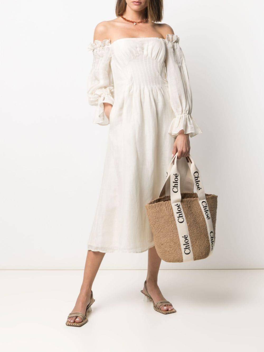 CHLOE LARGE WOODY BASKET กระเป๋าสะพายสานทรงตะกร้า ยอดฮิตติดลมของแบรนด์ ด้วยวัสดุสังเคราห์จากธรรมชาติ สานทอเต็มใบออกมาเป็นลวดลายสวยงาม ตัดด้วยริบบิ้นคาดโดดเด่น ภายในโล่งกว้างมาก จุของได้เต็มที่ เป็นดีไซน์ผู้ดีย้อนยุคที่ดูแพงจริงๆ ใบนี้สามารถสะพายไปเที่ยว ไ