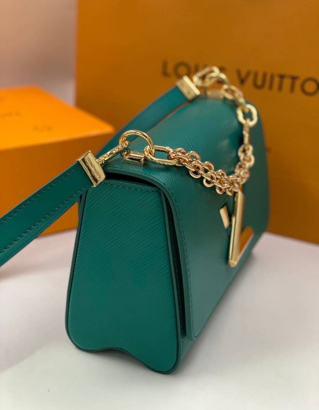 ORI หนังแท้ | LV Twist MM chain bag in grained Epi leather กระเป๋าสะพาย/กระเป๋าถือร พร้อมสายโซ่ หนังลายเกรน Epi โดดเด่นด้วยโลโก้หน้า สวยหรูเป็นเอกลักษณ์ ดีไซน์คัลเลอร์บล็อค สัมผัสโดดเด่นแมตช์กับทุกสไตล์