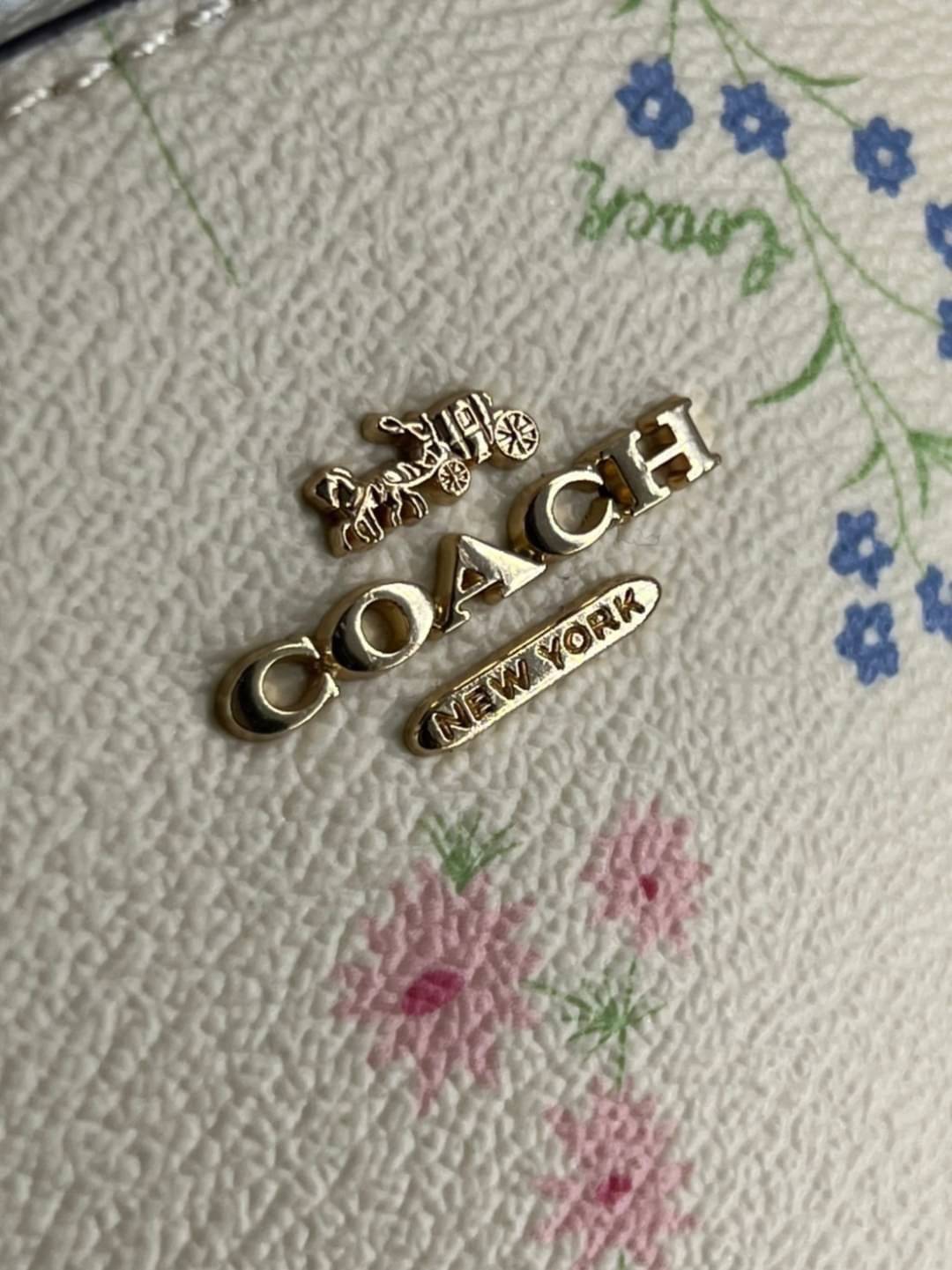 COACH Wildflower Printed GEMMA Mini Camera Bag น่ารักได้ไม่ต้องรอเช่นเคยอีกหนึ่ง!! สายหวาน สายเจ้าหญิง ไม่ควรพลาด!! กระเป๋าทรงกล่องสุดฮิต ในดีไซน์มุ้งมิ้ง มาให้จัดกันแน่นๆเลยจ้า ดอกไม้คละเต็มใบ สวยๆหวานๆ ด้านหน้ามีซิปให้เก็บของได้จุกจิก ภายในโล่งกว้างใส่ข
