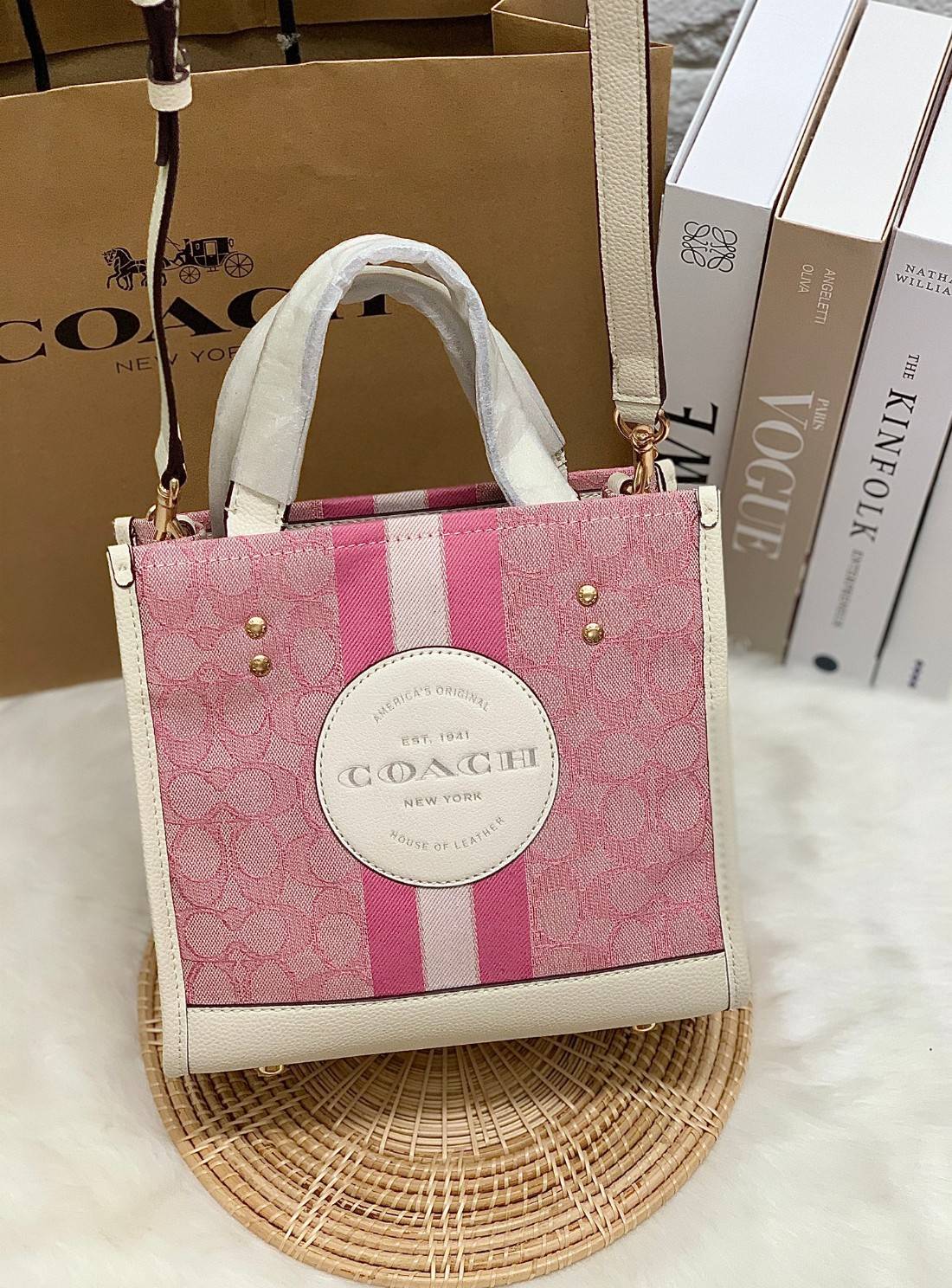 ใหม่ล่าสุด อดใจยังไงไหว💋 COACH Dempsey Field Tote 22 ((C5268//C5115)) พร้อมส่งความสวยที่ไทยค่ะ! กระเป๋าทรง Tote ขนาดพอเหมาะลำตัว พกพาง่ายสะดวกได้กับทุกๆวัน ด้านหน้าปั้มโลโก้แบรนด์ตัวใหญ่สวยค่ะ;เปิดปิดกระเป๋าแบบกระดุมแม่เหล็ก ภายในใส่กระเป๋าเงินใบย