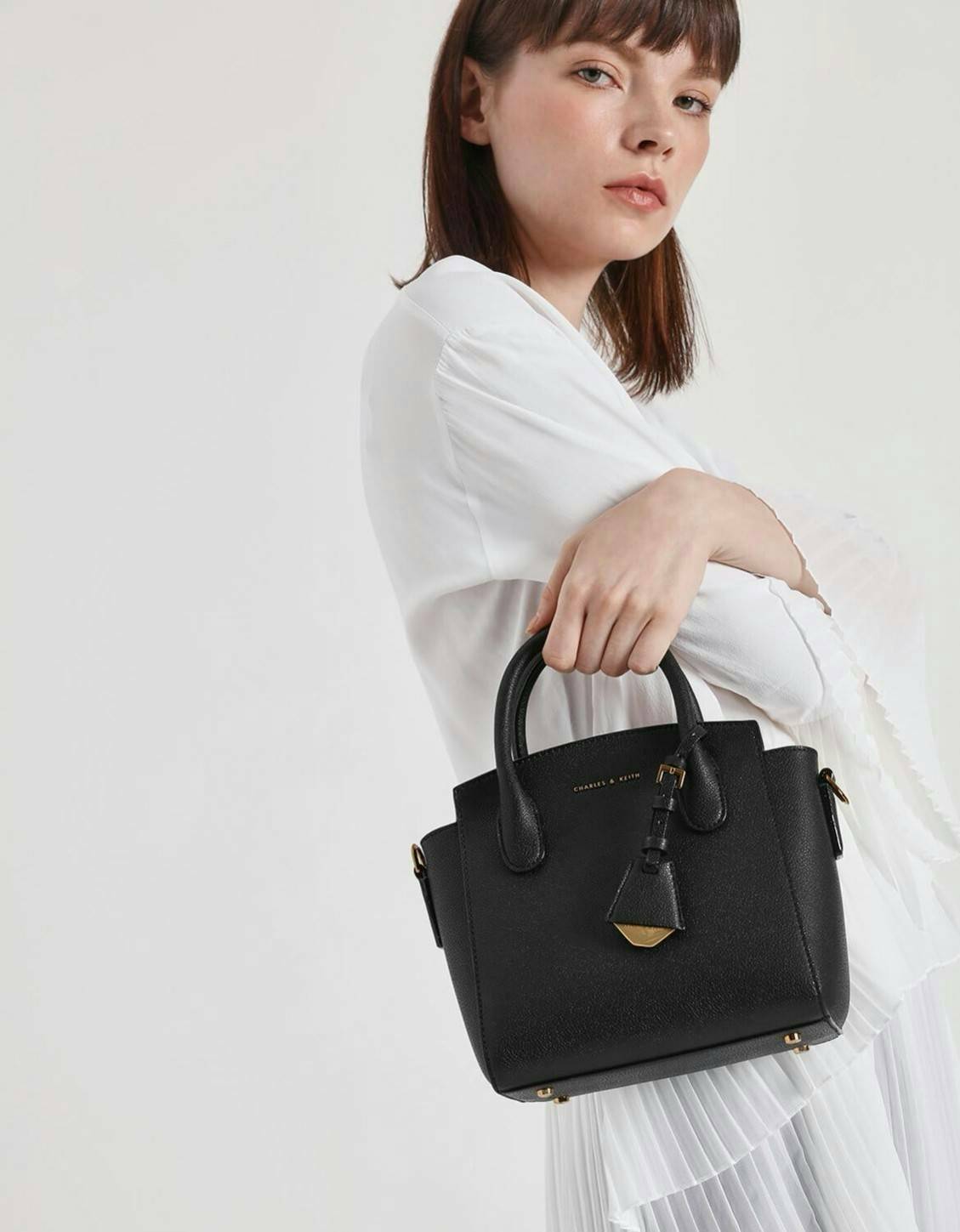 CHARLES & KEITH รุ่น CLASSIC DOUBLE TOP HANDLE BAG CK2-30270225-5 ราคาปกติช้อป (฿2,990.00) กระเป๋าถือ- สะพาย หนังสวยอยู่ทรง สไตล์คลาสสิค เรียบหรู ดูดี ทรงนี้ฮิตตลอดกาล เป็นรุ่นที่ขายดีสุดๆ ไม่มีตกเทรน ด้านหน้าติดโลโก้แบรนด์ อะไหล่ปั้มแบรนด์ มีหมุดรองฐานทั