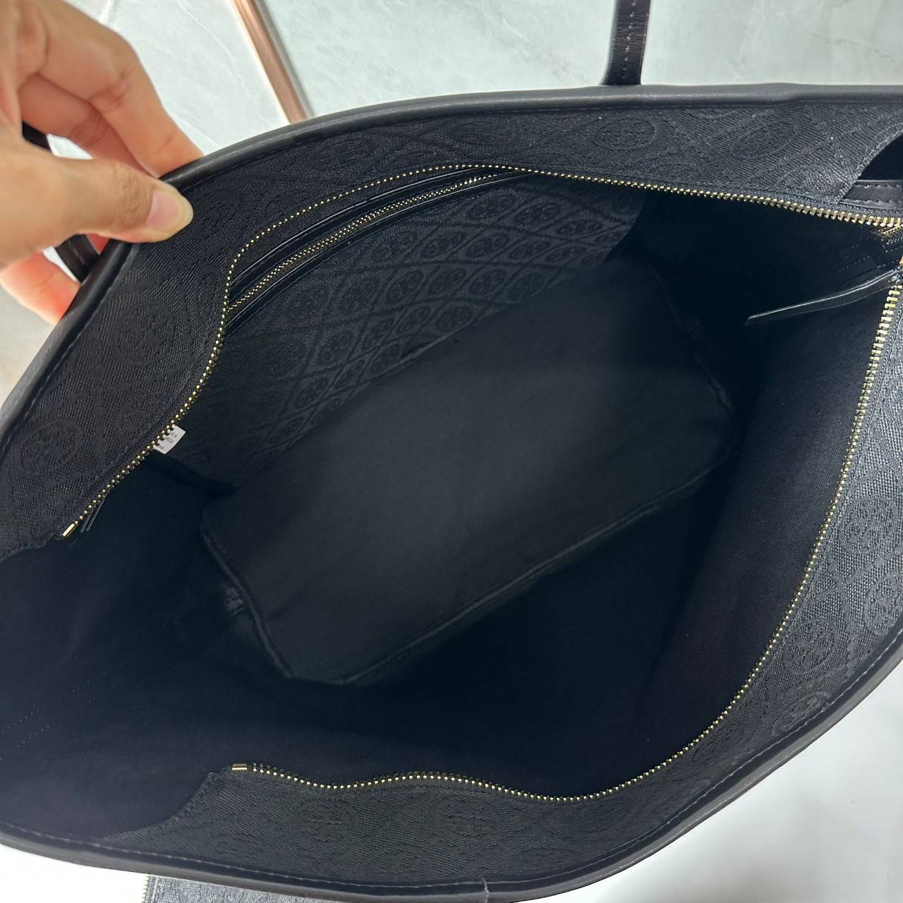 TORY BURCH T MONOGRAM ZIP TOTE (ใบใหญ่) / TORY TOTE BAG กระเป๋าทรงโท้ทพร้อมกระเป๋าใบใหญ่ วัสดุผ้าแจ็คการ์ดตัดขอบหนัง