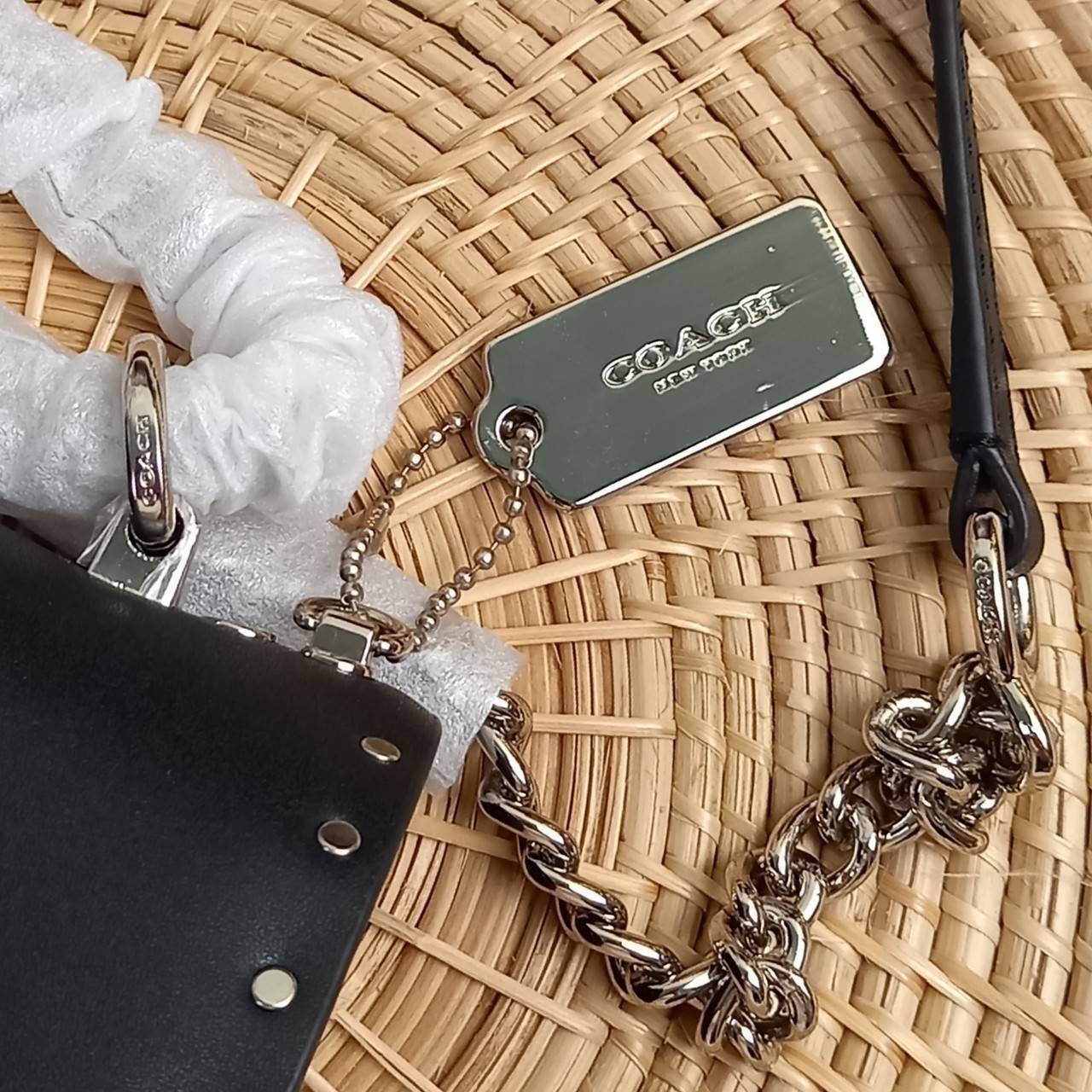 COACH KLARE CROSSBODY IN SIGNATURE CANVAS WITH RIVETS (90400) กระเป๋าถือ กระเป๋าสะพาย รูปทรงสวยงามสุดคลาสสิค แมทท์ง่ายเข้าได้กับทุกลุค แอบกระซิบดังๆนิดนึงว่า! ใบจริงสวยม๊ากก!!// วัสดุแคนวาส ผสมหนังแท้ อยู่ทรง รูปทรงสวยม๊ากก!// ด้านในแบ่งช่องให้ถึง 4 ช่อง 