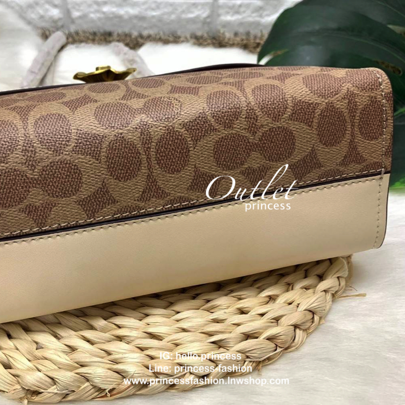 COACH PARKER SIGNATURE SHOULDER BAG กระเป๋าสะพายข้าง/ crossbody หนังแกะแท้ น้ำหนักเบา สวยหรู เปิดปิดกระเป๋าแบบหมุนล็อค อะไหล่รูปเป็นดอกคามิเลีย ภายในกระเป๋ากว้าง แบ่ง 2 ช่องหลัก ช่องซิปคั่นกลางเป็นสัดส่วน ใส่ wallet ยาว ของส่วนตัวใช้ได้ บุหนังกลับผสมกำมะห