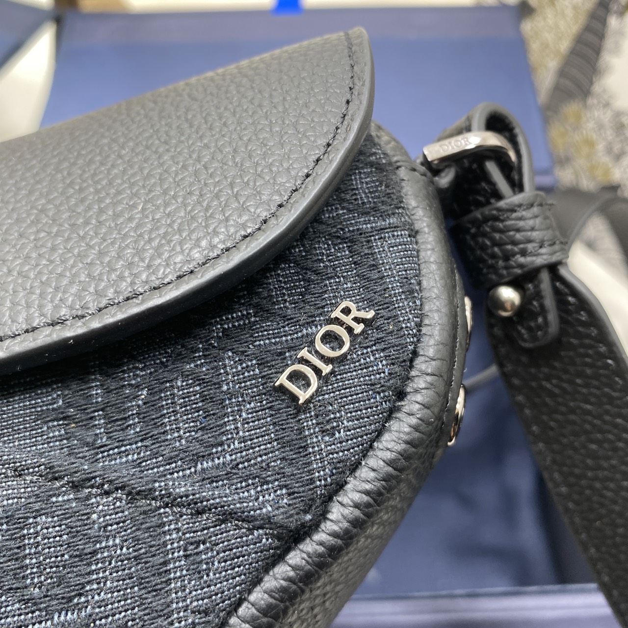 ORI หนังแท้ | DIOR Mini Saddle Bag กระเป๋าสะพาย คาดอก ผ้าแจ็กการ์ดลาย Oblique สีดำ นำเสนอมุมมองใหม่ให้กับดีไซน์ไอคอนิกด้วยรูปทรงที่ทันสมัย