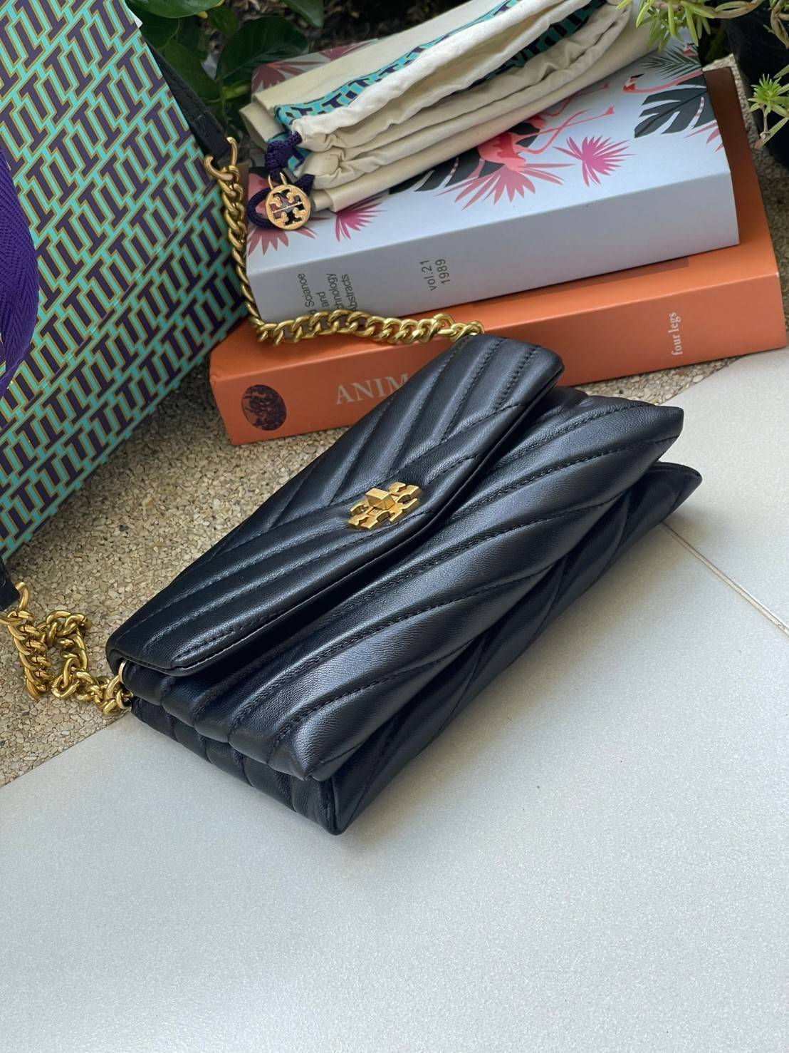 ของแท้ 💯% 】Tory Burch Kira Chevron Chain Wallet Bag เน้นความเรียบหรูดูแพง ต้องยกให้รุ่นนี้ ซึ่งมีขนาดกะทัดรัด ให้ลุคสาวมั่น Active ดูทะมัดทะแมง เหมาะสะพายในวันลำลอง และด้วยความที่เป็นแบรนด์ของทอรี่