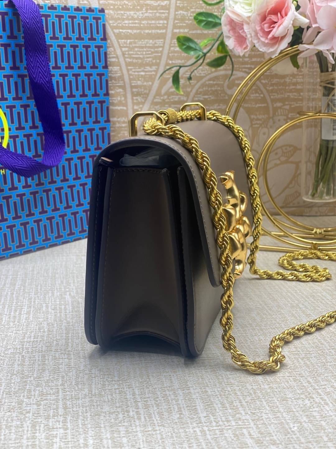 Tory Burch Eleanor Medium Convertible Shoulder Bag / Tory Burch 75003 ฮอตไอเท็ม รุ่นนี้ขายดีขายหมด สวยหรู คุณหนู ผู้ดี!! หายากมากแล้วน้า กระเป๋าสะพายข้าง ดีไซน์อยู่ทรง ขนาดกำลังสะดวกใช้สำหรับสาว เปิด-ปิดด้วยแถบแม่เหล็ก ภายในแบ่งสัดส่วนได้เป็นอย่างดี