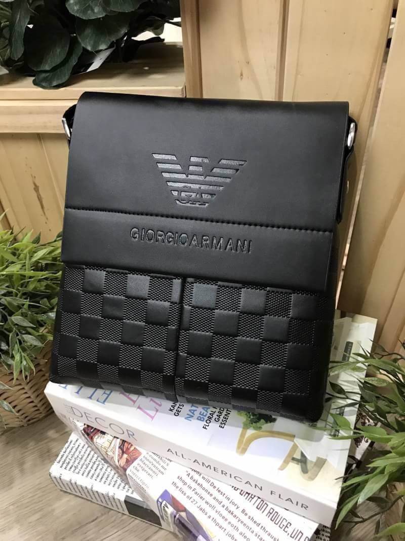GIORGIO ARMANI CROSSBODY BAG กระเป๋าสะพาย Limited Edition จาก GIORGIO ARMANI JEAN เปิดปิดด้วยฝาปิดแม่เหล็กซ่อนด้านในตัวกระเป๋า พร้อมซิปสะดวกใช้ ปั้มโลโก้แบรนด์ด้านหน้ามี1ช่องใส่ของ ด้านหลังมี1ช่องซิป ขนาดกำลังดี น้ำหนักเบา กันน้ำ สามารถใส่ ipad mini กระเป