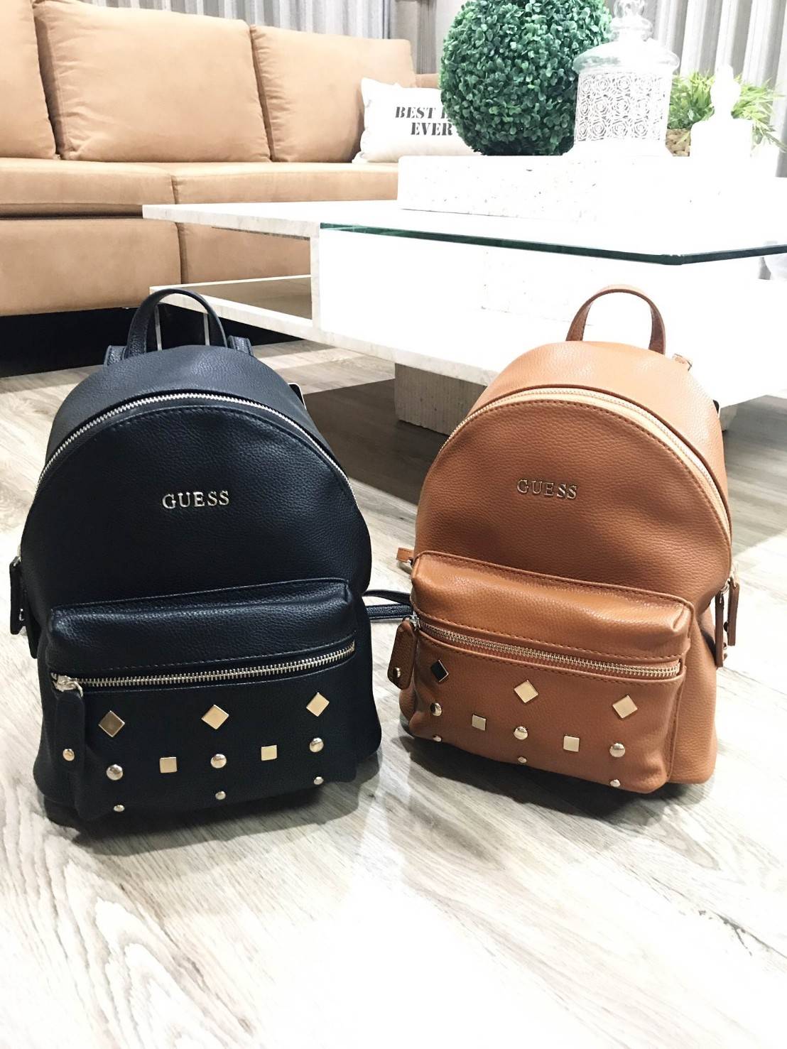 GUESS CANSON BACKPACK ของแท้❗️กระเป๋าเป้หนังเนื้อนิ่มสัมผัสคล้ายหนังแท้ ด้านหน้าแต่งหมุดกิ๊ปเก๋ เปิดปิดด้วยซิปสะดวกใช้ ด้านในบุผ้าแบรนด์ มีช่องใส่ซิปและช่องใส่ของจุกจิก ขนาดกำลังดีค่ะ น้ำหนักเบา สีสวย สายสะพายปรับได้ฟรีเลยค่าใบนี้ แนะนำมากๆค่า
