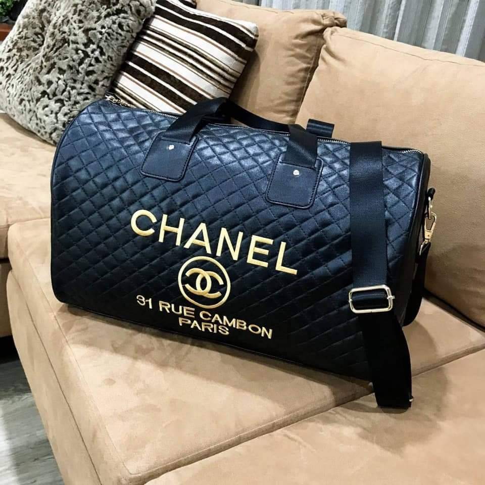 Chanel Quilted Travel Bag Super rare item! กระเป๋าเดินทางใบใหญ่ VIP. gift with Purchanel ของแท้รุ่น Limited Edition จาก counter Chanel วัสดุหนังเรียบลายตาราง เนื้อหนา กันน้ำ ดูแลรักษาง่าย ด้านหน้ามี logo brand ตัวกระเป๋าเปิดปิดด้วยซิป หัวซิปแบรนด์ อะไหล่ท