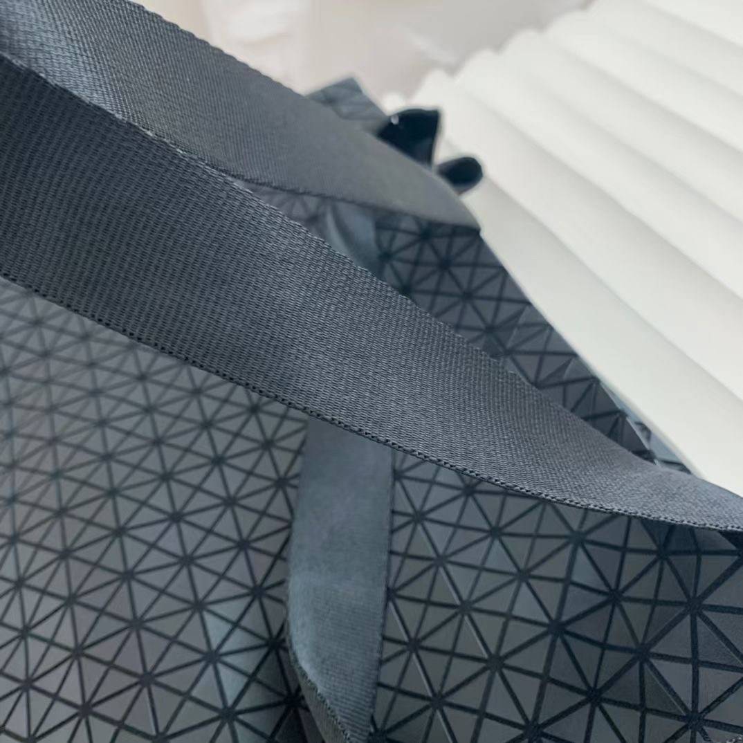 VIP 】Bao Bao Issey Miyake Cart Tote Bag พร้อมส่งที่ไทย รุ่นใหม่ล่าสุด สามารถใช้ได้ทั้งผู้หญิงกับผู้ชาย เบาสบายจุของได้เยอะสามารถทนทานต่อน้ำหนักได้สูงใช้งานได้ยาวๆเลยค่ะ
