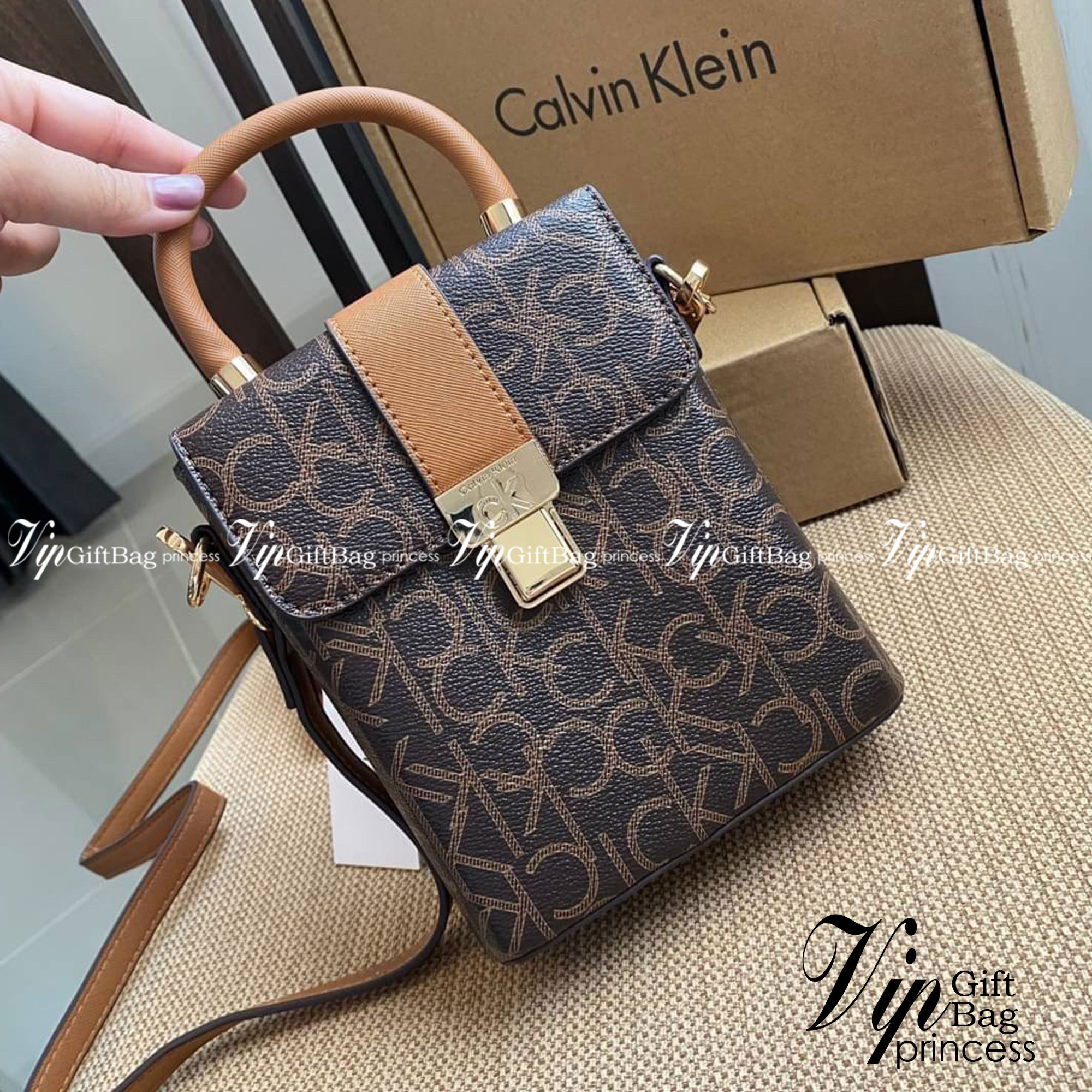 CALVIN KLEIN JEANS crossbody bag กระเป๋าถือหรือสะพาย ลายซิกเนเจอร์แบรนด์ทั้งใบ มีหูจับสำหรับถือ เปิด-ปิดกระเป๋าด้วยกระดุมแม่เหล็ก ด้านในโล่งกว้างมีช่องเล็กและช่องซิปสำหรับใส่ของจุกจิก ซับในลายแบรนด์อย่างดี มาพร้อมสายสะพายยาวปรับระดับได้ สามารถใช้ได้หลากหล
