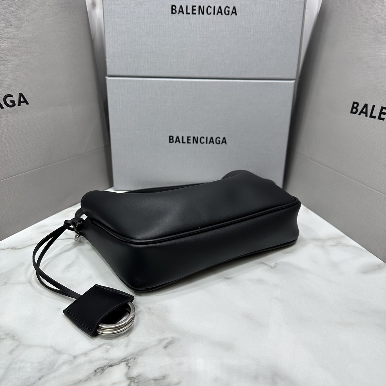 Balenciaga Rodeo Sling Pochette / Balenciaga shoulder leather bag 22cm กระเป๋าสะพายทรงพอชที่สุดของไฮแบรนด์สุดไอคอนิค ดีไซส์เรียบหรู สวยจับต้องได้ ถือหรือสะพายไหล่ได้เก๋มากๆ ถือออกงานก็ได้ลุคไฮแฟชั่นหรูๆ