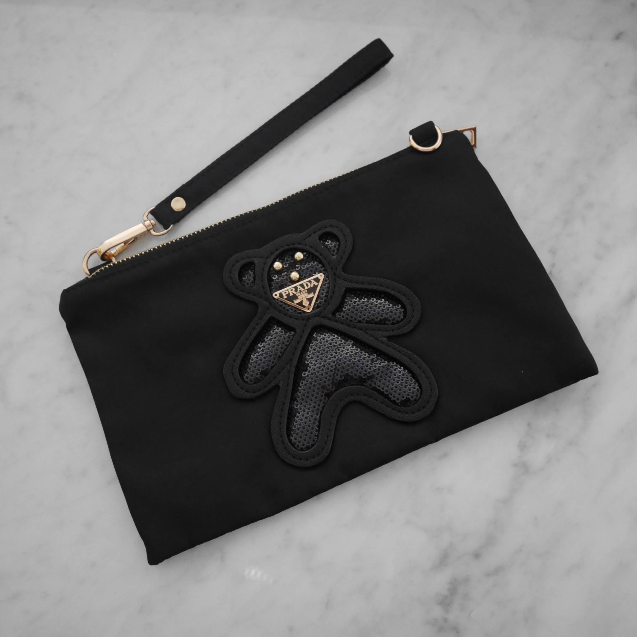 รุ่นยอดนิยม! **กลับมาแล้วคะ กระเป๋าอเนกประสงค์ทรง clucth & crossbody จาก งานพรีเมี่ยมกิ้ฟ จากเคาเตอร์ต่างประเทศคะ แบรนด์ PRADA มาค่า เป็น กระเป๋าผ้าไนล่อน ตามแบบฉบับของแบรนด์เลย ใบนี้มีสายยาวให้คะ **เลิศมาก สะพายเป็น shoulder bag ได้เลย ขนาดกำลังดีคะ ใส่ม