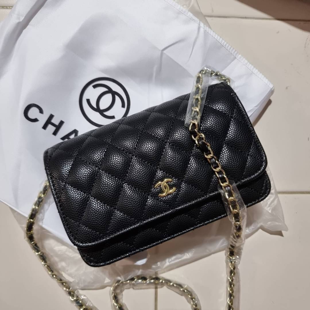 VIP 🥂 CHANEL WOC ฮอตกว่ารุ่นนี้คงไม่มีแล้ว!! เป็นรุ่นที่ถูกถามหาเยอะสุด!! ขายดีสุด!! และหมดไวมากๆ กระเป๋าสะพายข้างหนังลายคาร์เวีย มาพร้อมโซ่สะพายในตัว (ถอดออกไม่ได้) อะไหล่ทอง ดูผู้ดี้ ผู้ดี!! เปิด-ปิดกระเป๋าด้วยกระดุมแม่เหล็ก ภายในกระเป๋าเป็นช่อง