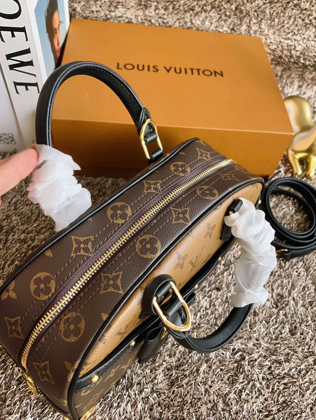 ORI หนังแท้ | LV x TM Handbag East West Murakami ซีซั่นนี้จะเป็นรุ่นไหนไปไม่ได้นอกจากรุ่นใหม่ล่าสุด พิมพ์ลายโมโนแกรมทั้งใบทรงล้ำสมัย หนังแท้นิ่มอย่างดี ประดับด้วยหมุดโลหะสีทองสุดหรูค่ะ