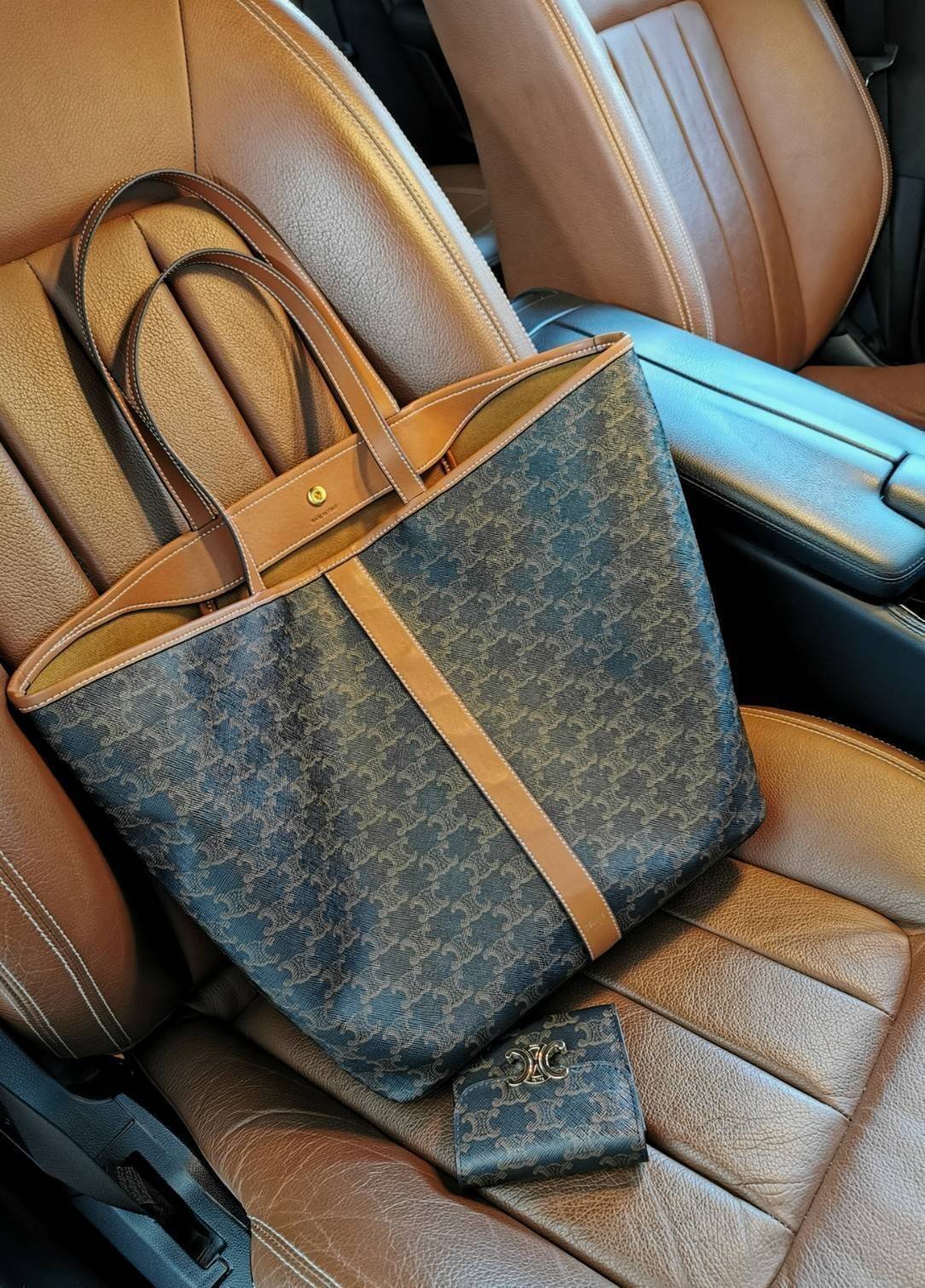 CELINE SHOPPING BAG VIP วัสดุ TRIOMPHE CANVAS ดีไซน์ทรง TOTE สวยหรูคลาสสิคไม่มีเอ้าท์ ภายในโล่งกว้างและจุมากสามารถใส่เอกสาร A4 สัมภาระของใช้ได้เยอะจุใจ น้ำหนักเบาจะถือหรือสะพายไหล่ก็ดูดี ไอเท็มแนะนำพร้อมส่งที่ไทยราคาสุดคุ้ม จองด่วนห้ามพลาดค่ะ!