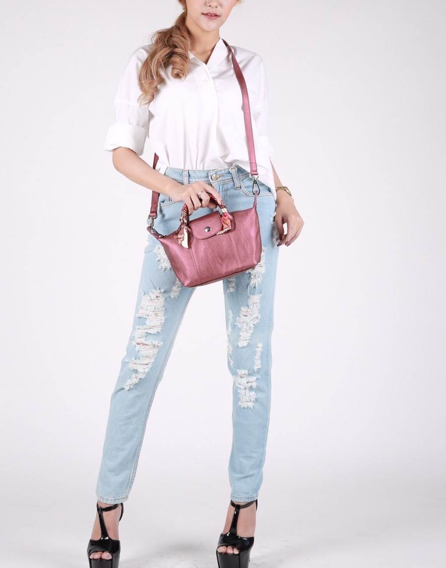 สีมาใหม่ค่า 🐼New arrival! KEEP ทรง longchamp รุ่น Duo Sister - สีแดงผสม กลิ้ตเตอร์ สวยมากคะ ตัวกระเป๋าหนังแกะสังเคราะห์ ลายหนังสวยมากๆคะ นิ่ม สุดๆ รุ่นนี้ จะมี 2 ขนาด คือ mini และ basic ไซด์ ทรงนี้ เป็นทรงที่ใช้งานง่าย ใช้ได้ทุกโอกาสจริงๆคะ ตัวกระ