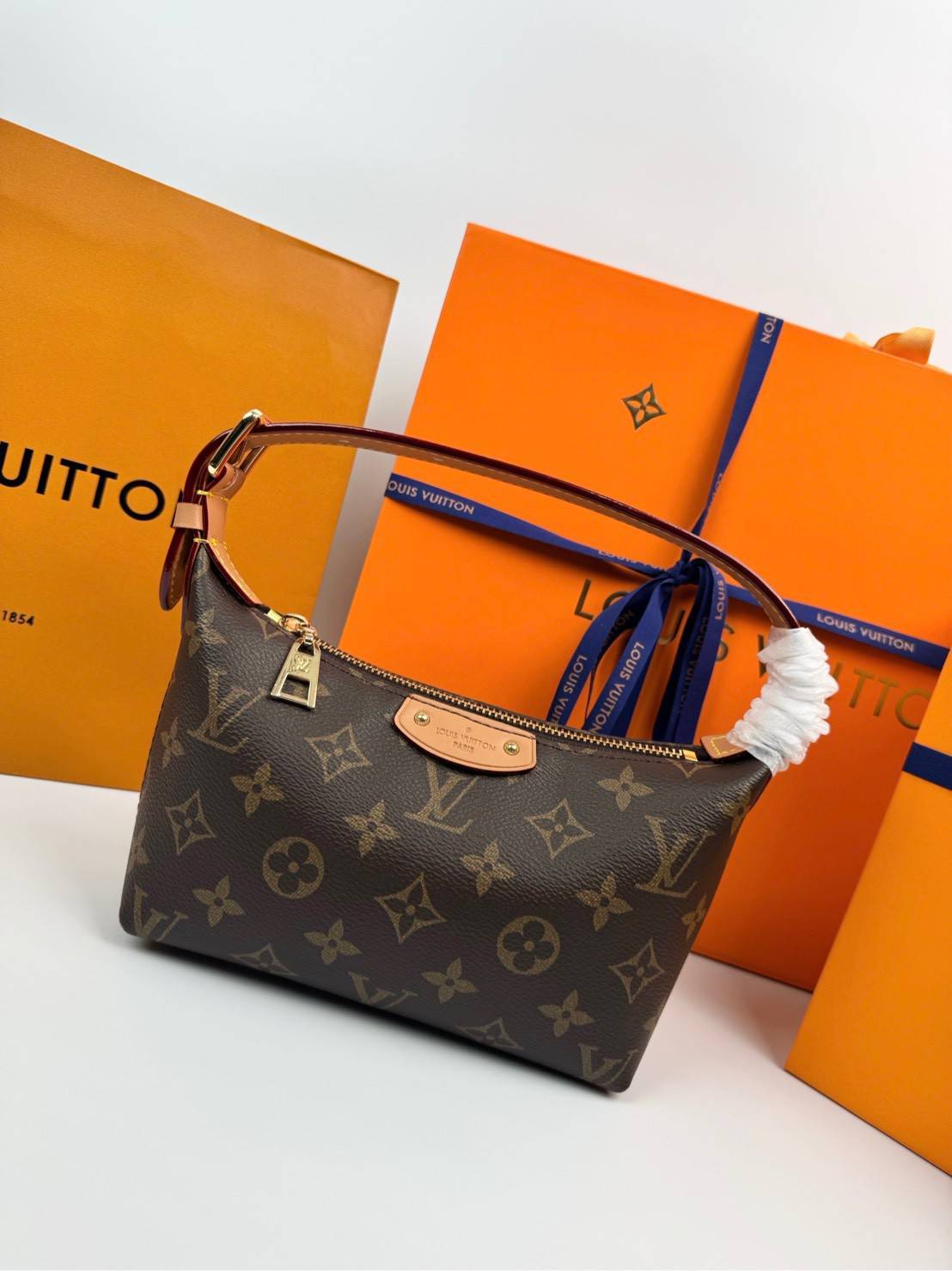 ORI หนังแท้ | LV hills pochette monogram bag กระเป๋าทรงพอช รูปทรงใหม่ใช้งานง่าย กะทัดรัด ไอเท็มจากคอลเลคชั่นประจำฤดูกาล Fall-Winter ยกระดับความงามด้วยขอบหนังและฮาร์ดแวร์สีทอง